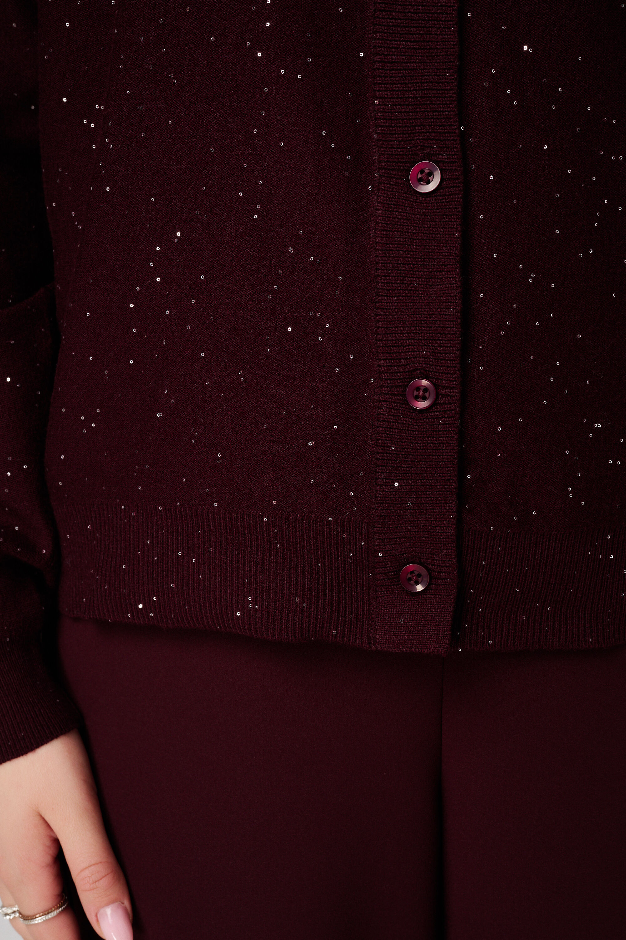 Fein gestrickte Strickjacke mit Mini-Pailletten image number 6