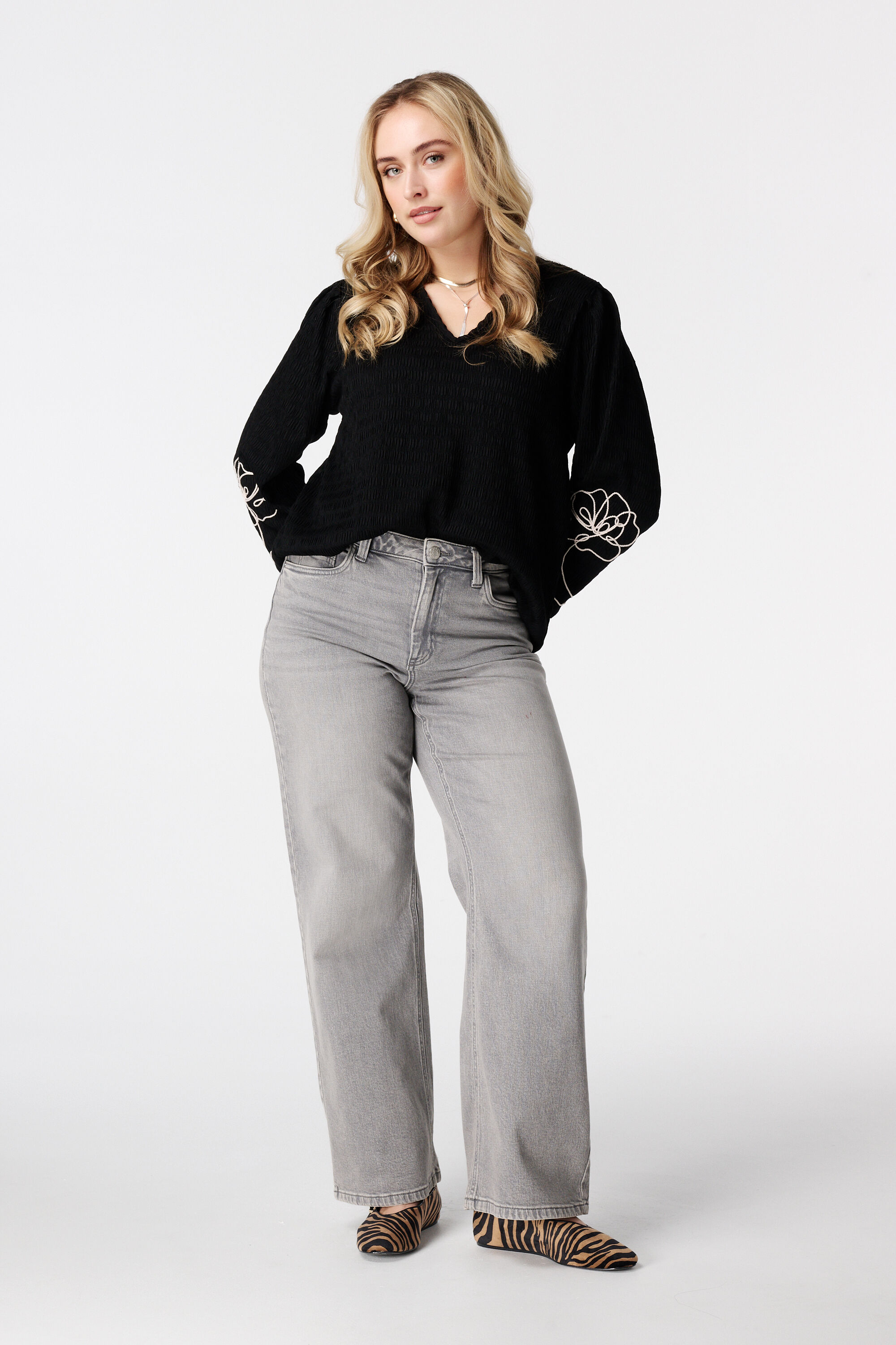 Bluse mit Stickerei image number 5