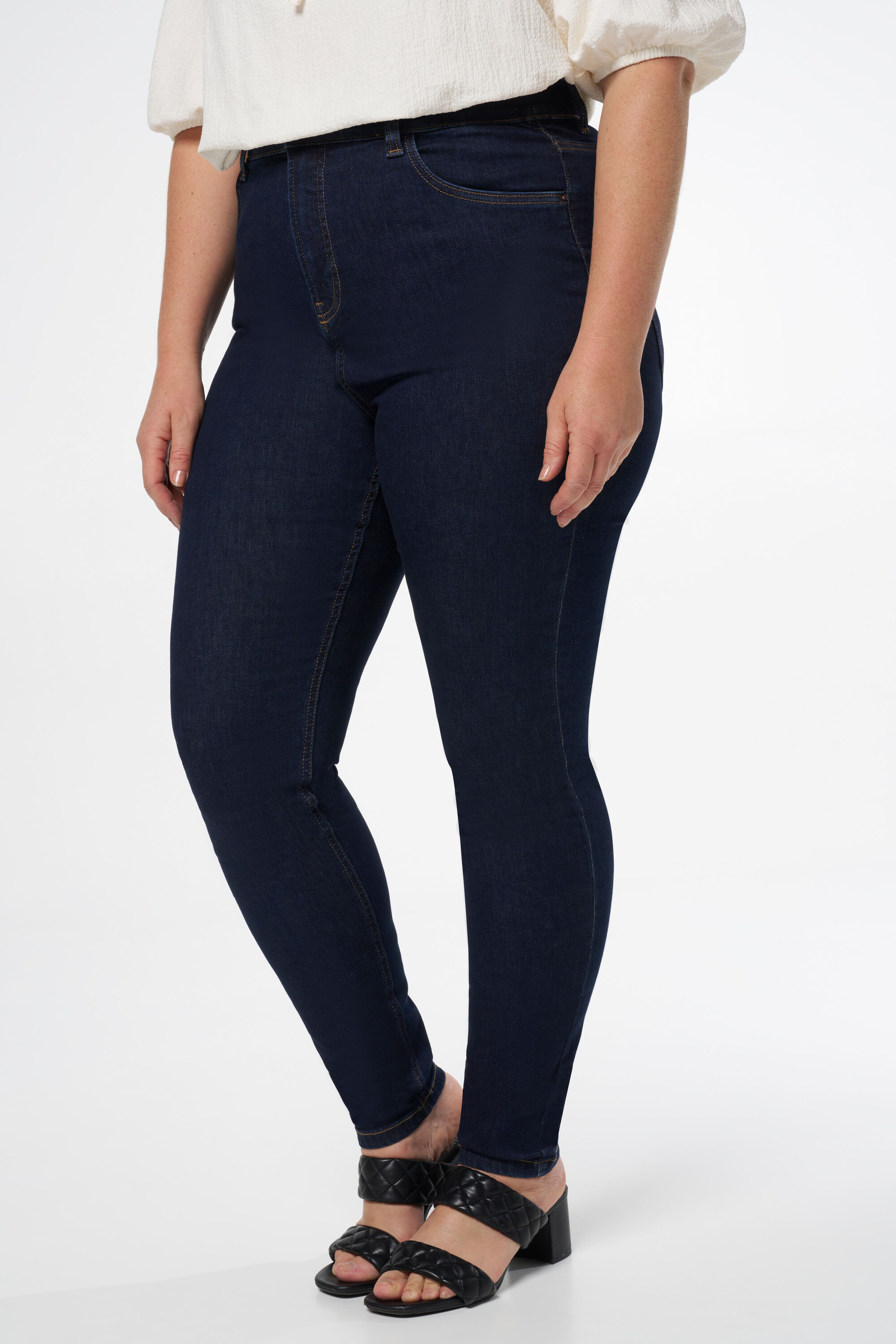 Skinny-Jeans mit hoher Taille CHERRY image number 5