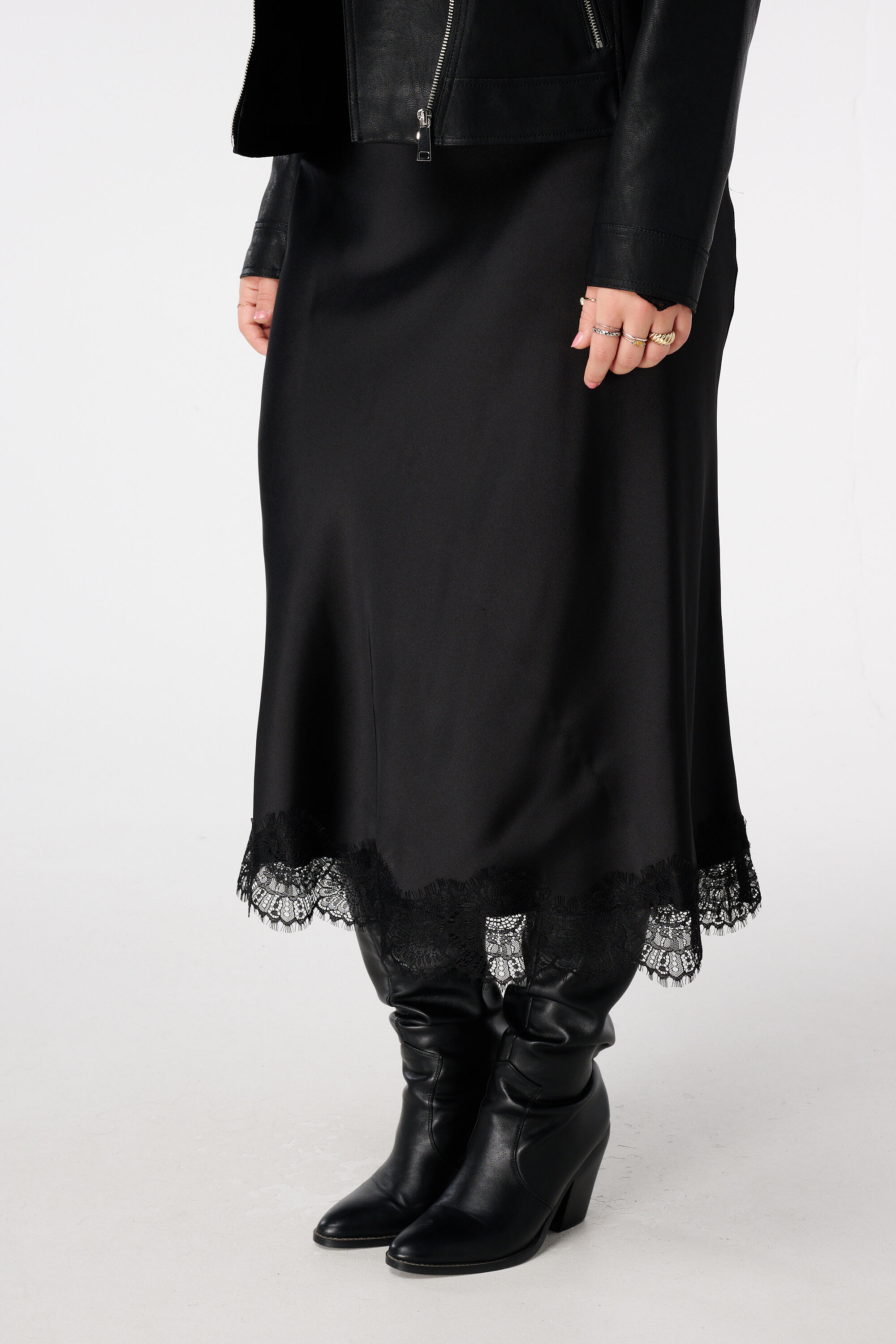 Rock mit Satinoptik und Spitzen-Detail image number 5