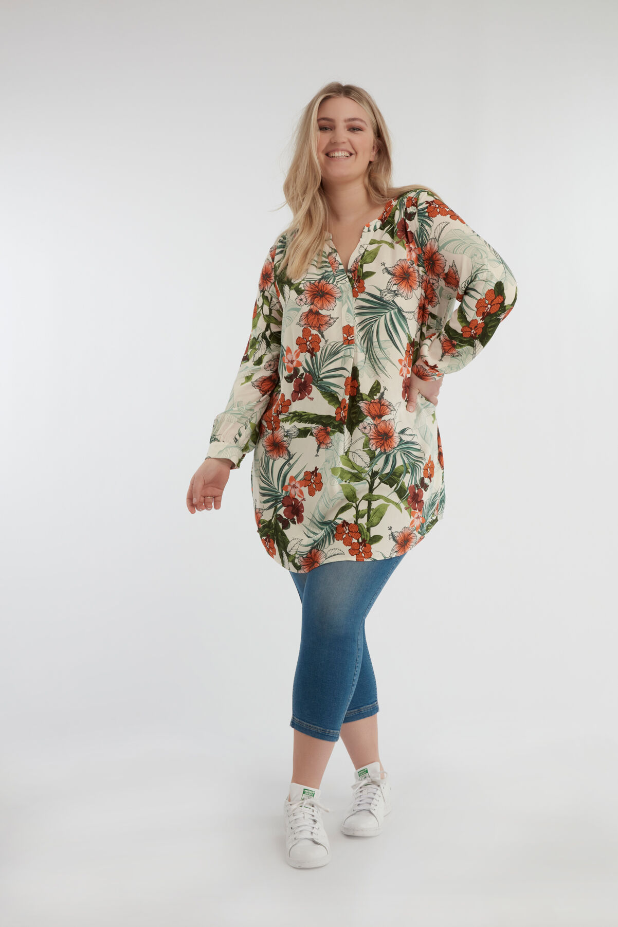 Tunika-Bluse mit tropischem Druck image number 5