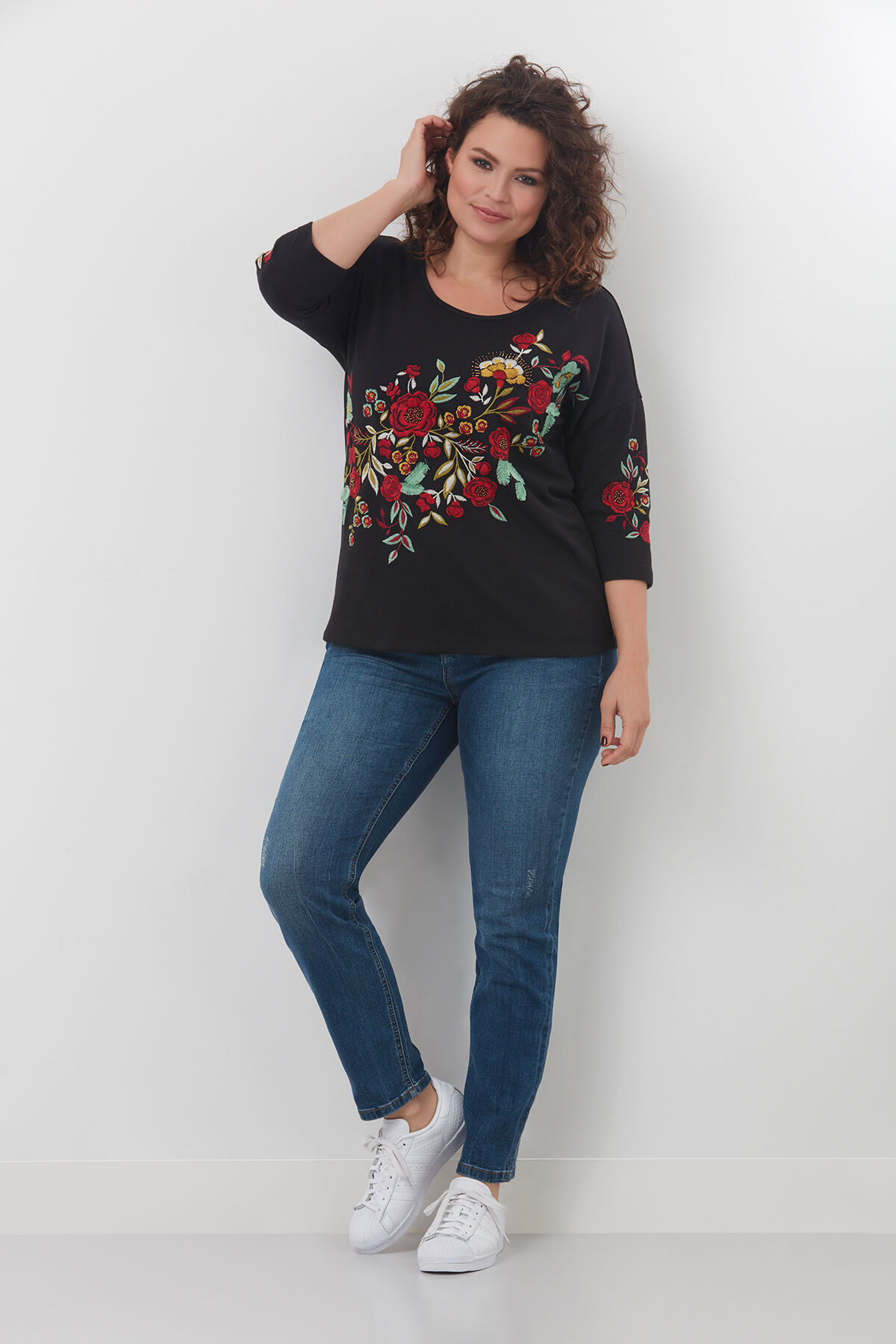 Pullover mit Stickerei image number 3