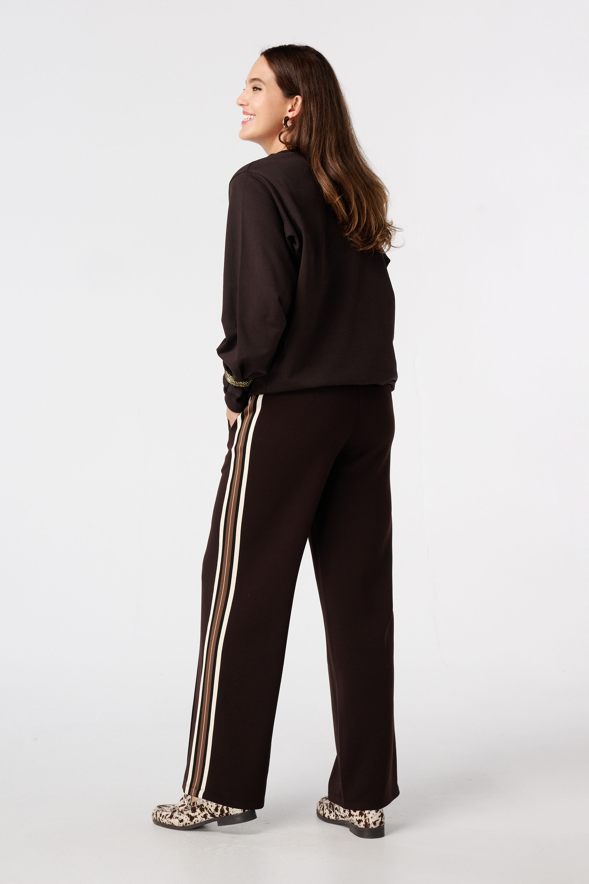 Weite Hose mit Zierstreifen an der Seite image number 3