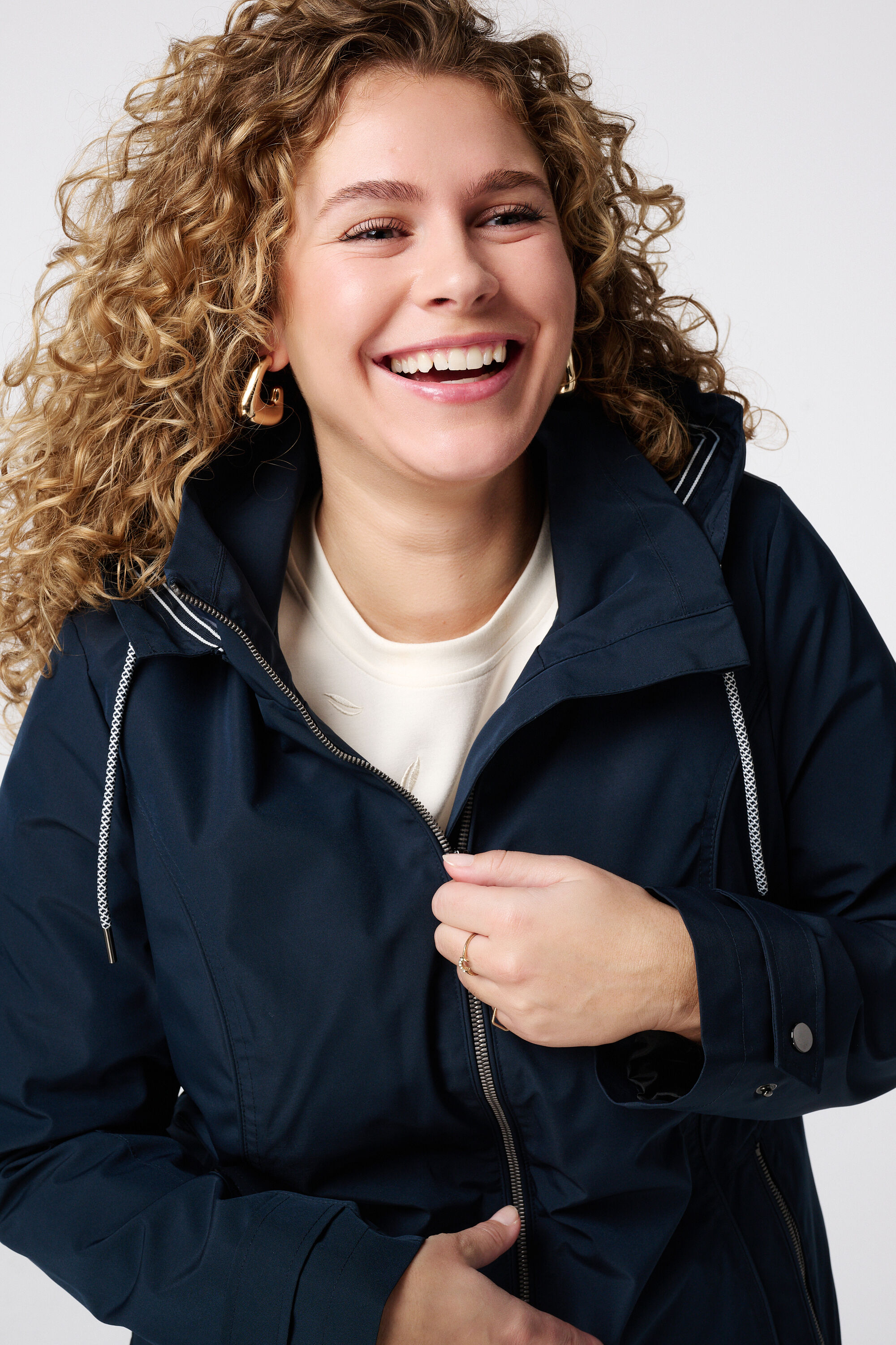 Regenmantel mit silbernen Verzierungen image number 4