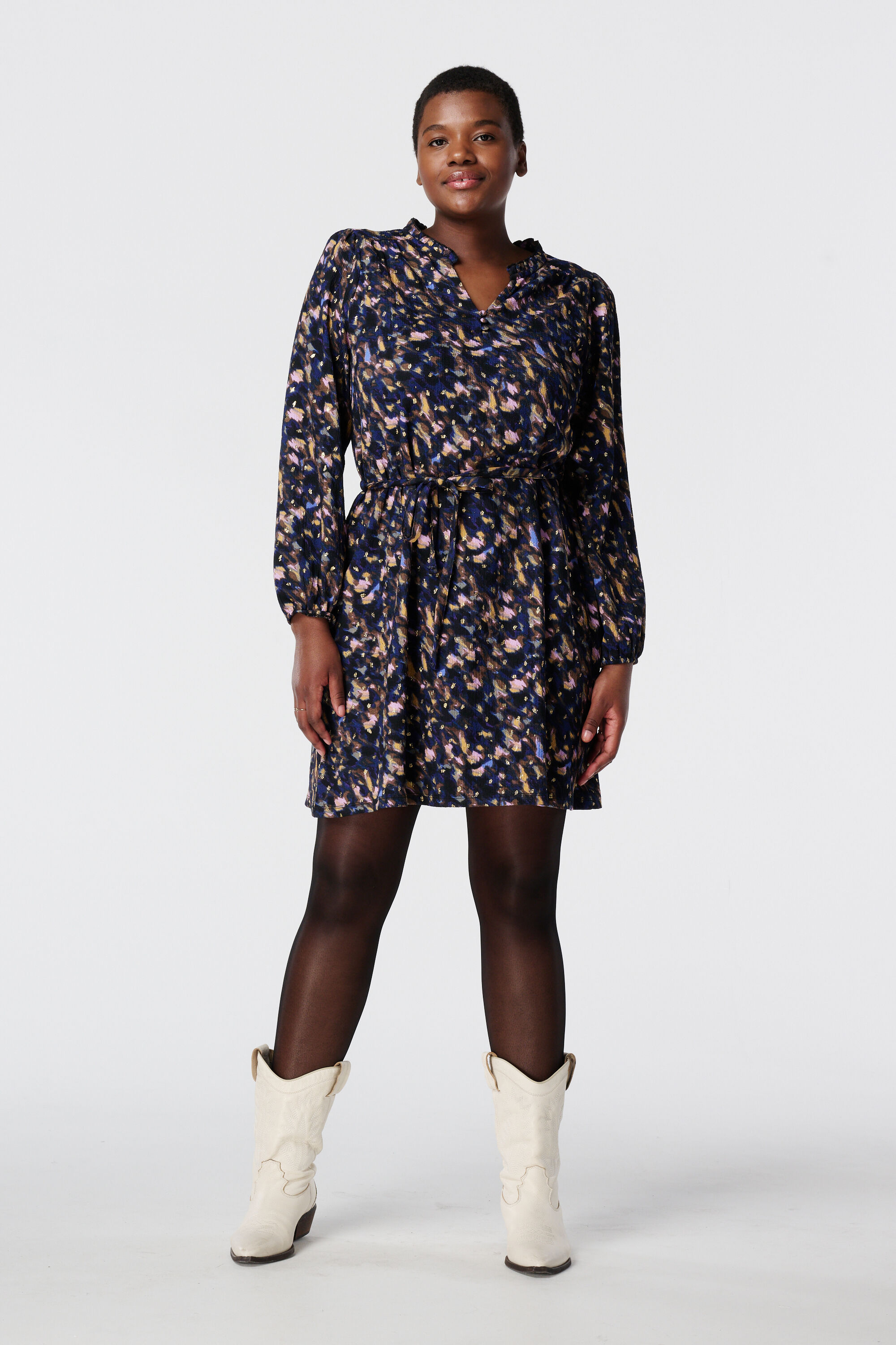 Kleid mit goldenen Verzierungen  image number 5