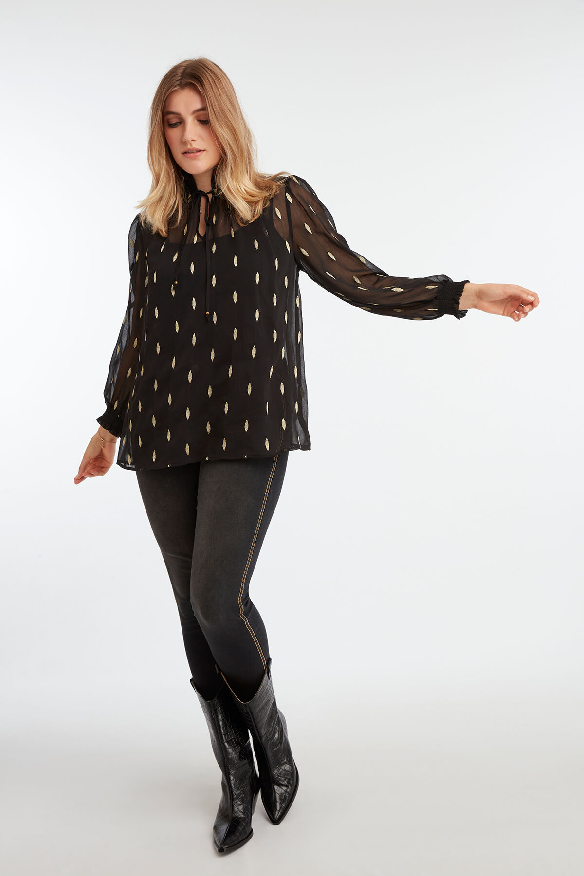 Bluse mit Stickerei image number 5