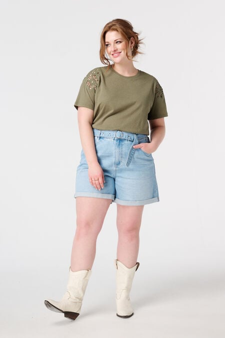 Jeans-Shorts mit Gürtel Jeans-Shorts mit Gürtel