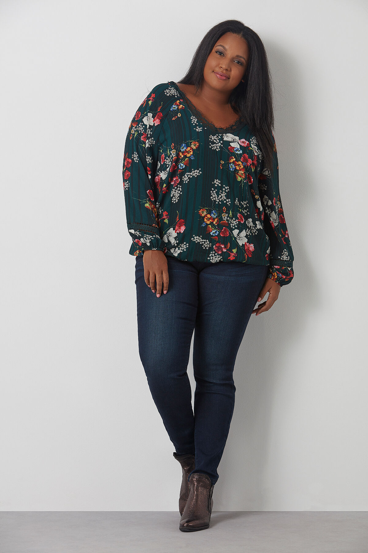 Bluse mit Spitzenkragen  image number 0