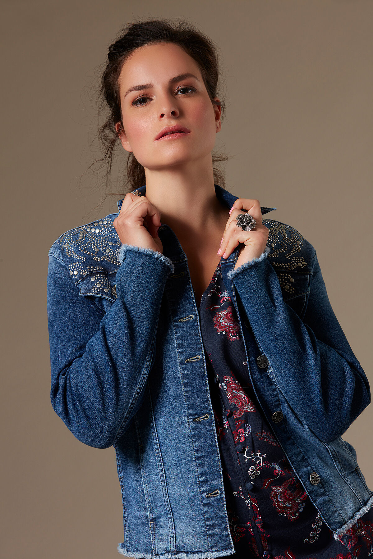 Jeansjacke mit Ziernieten image number 5