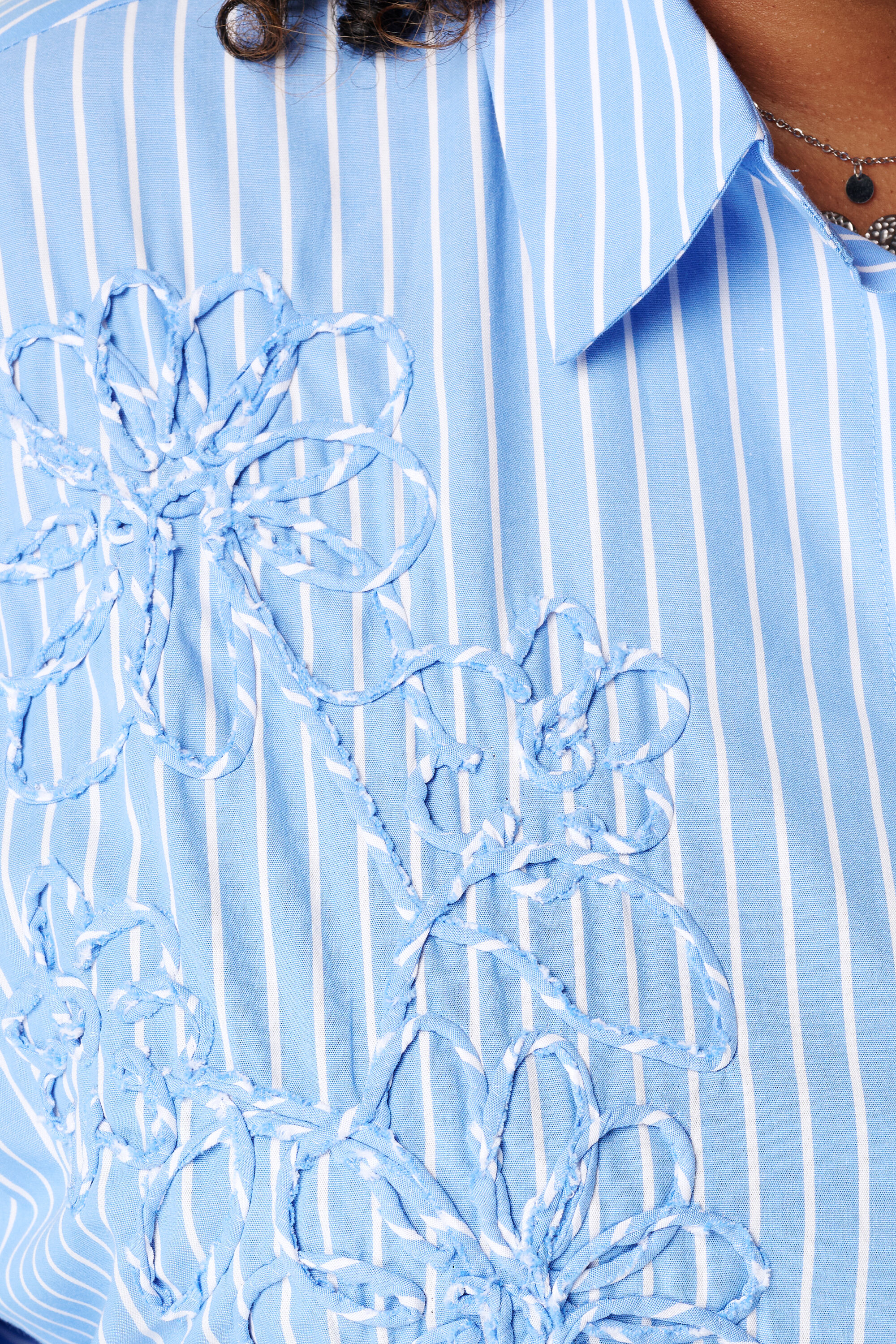 Gestreifte Bluse mit Stickerei image number 6