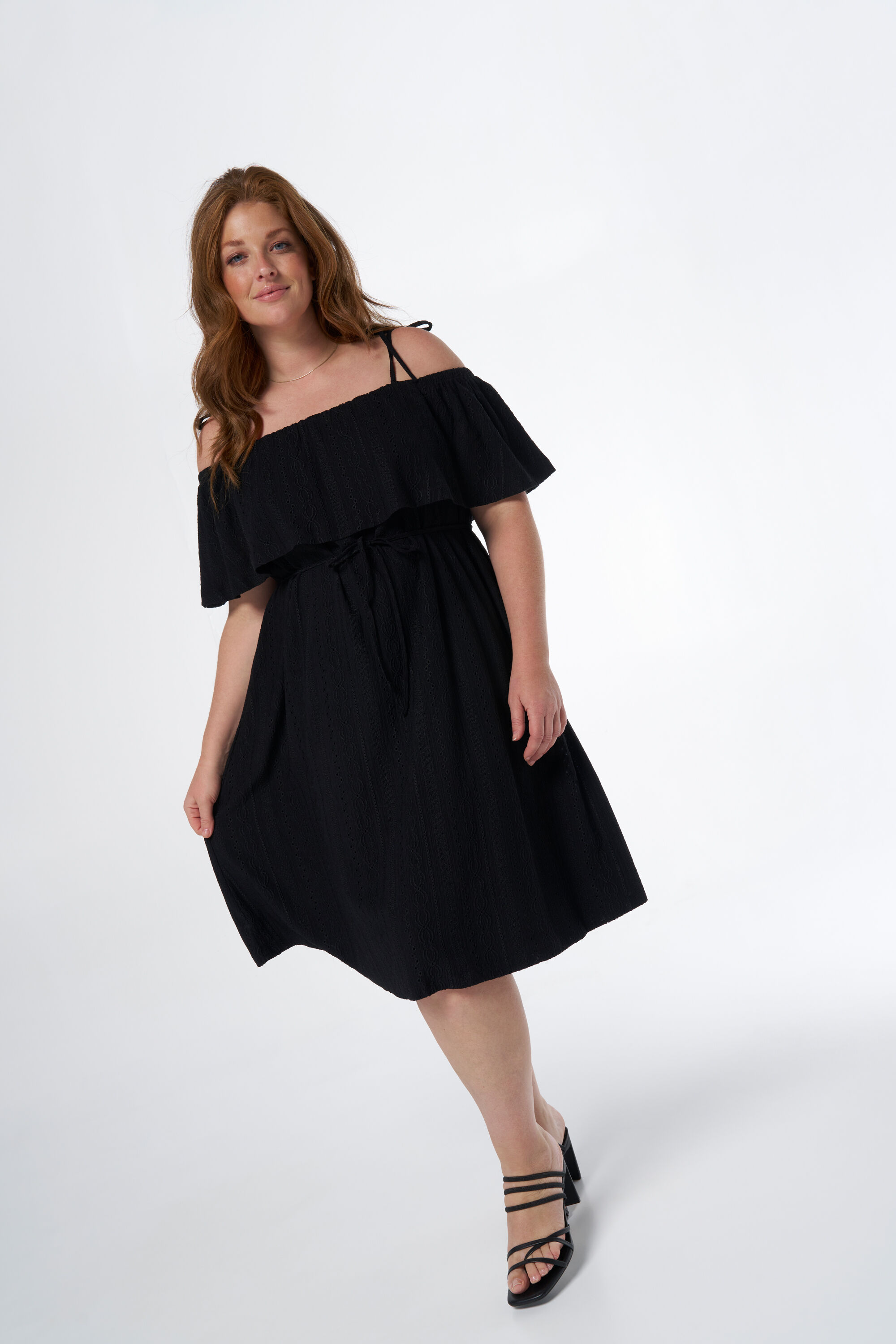 Schulterfreies Kleid mit Schleifendetail image number 5