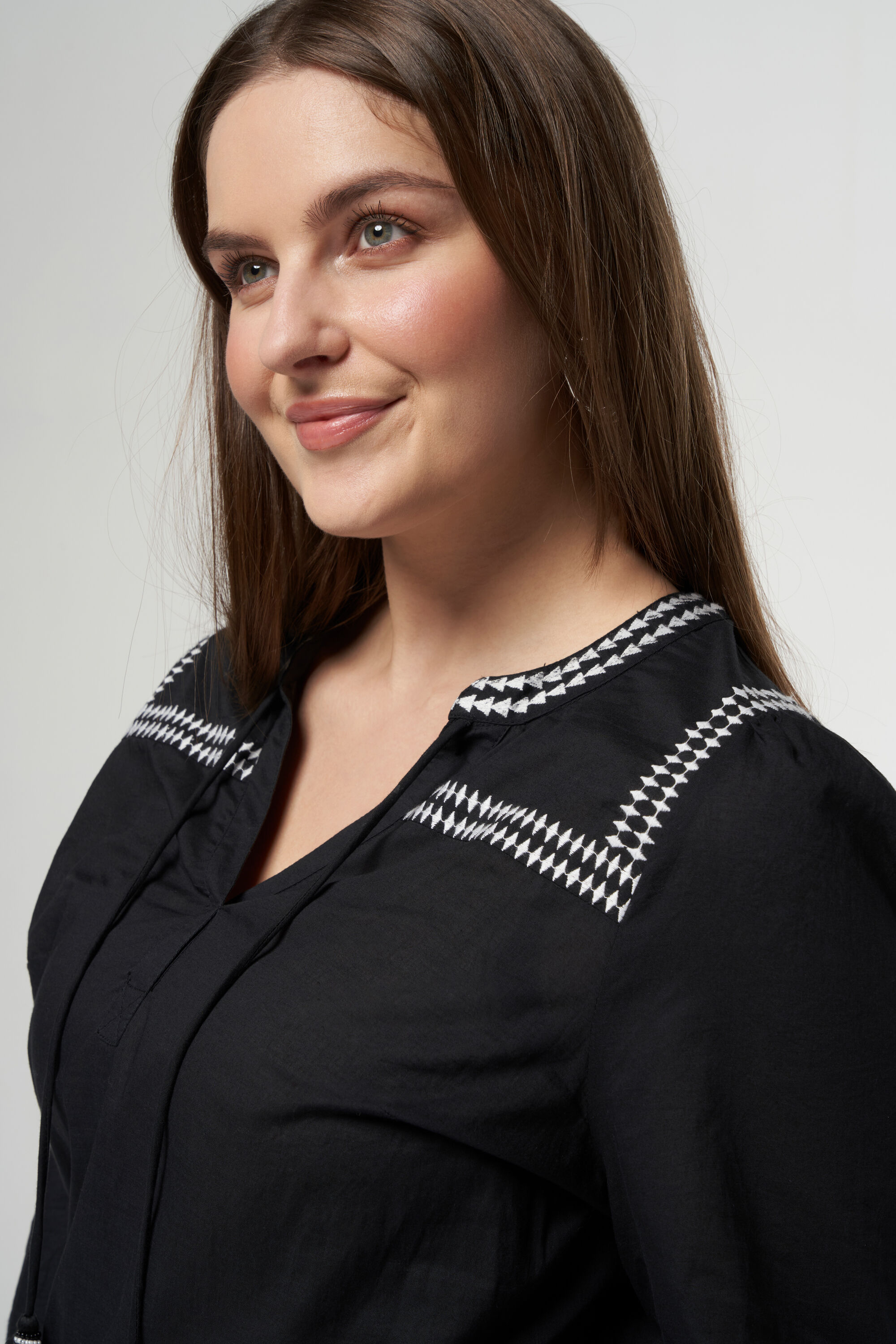 Bluse mit Stickerei image number 4