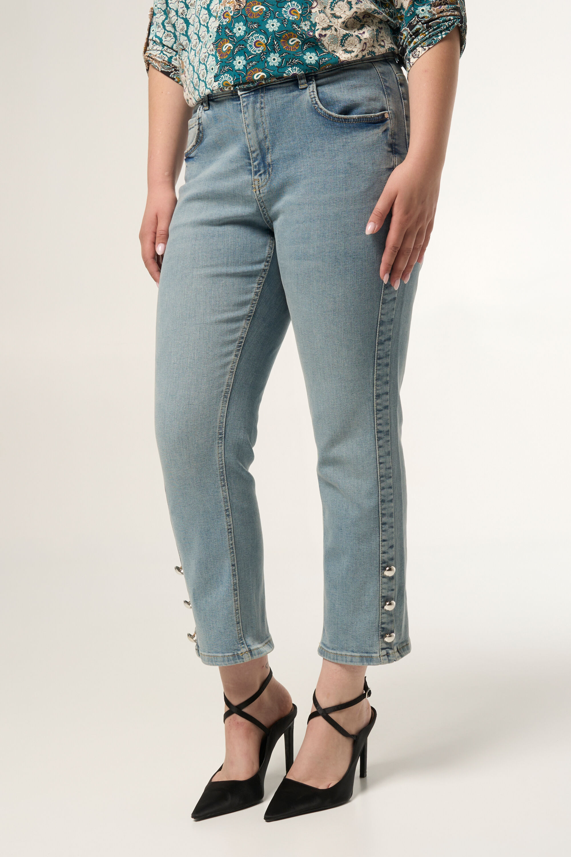 Jeans mit Knopfdetail image number 5