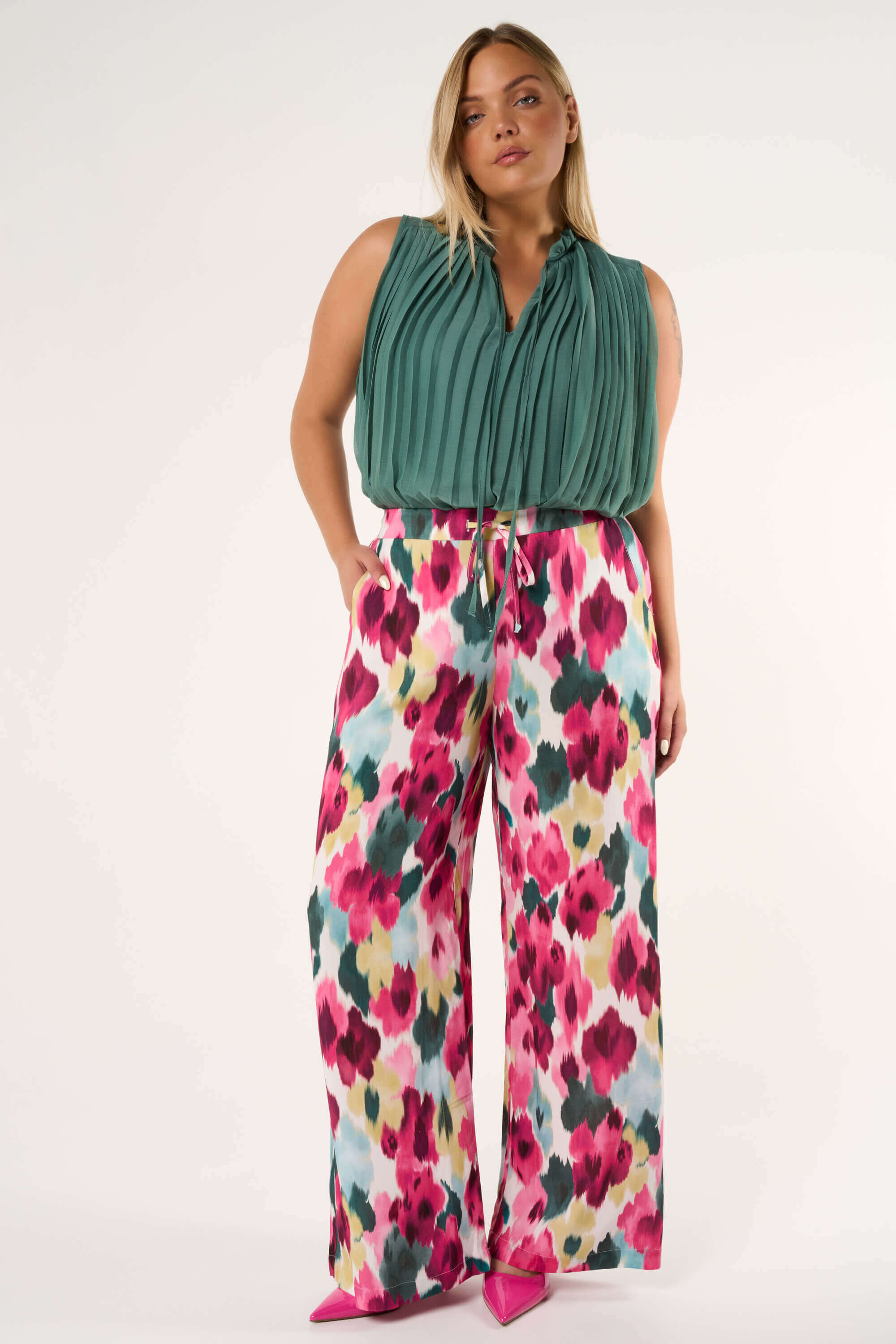 Weite Hose mit Blumen-Print image number 7