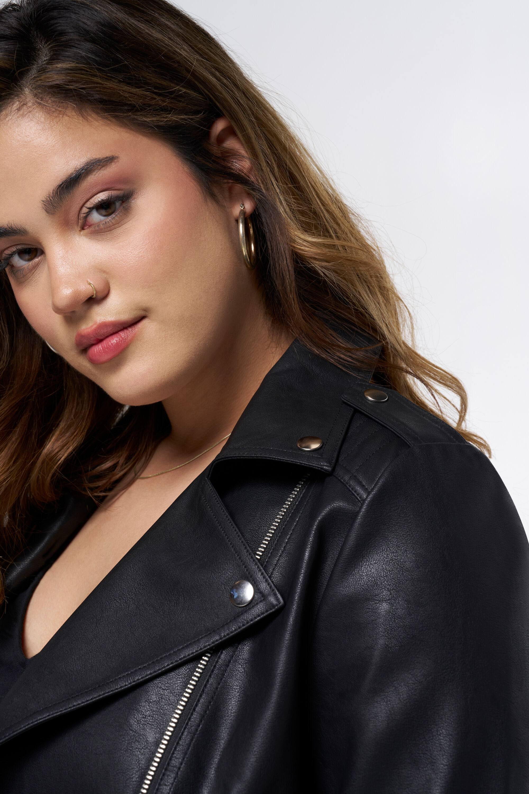 Jacke in Lederoptik mit silbernen Details image number 4