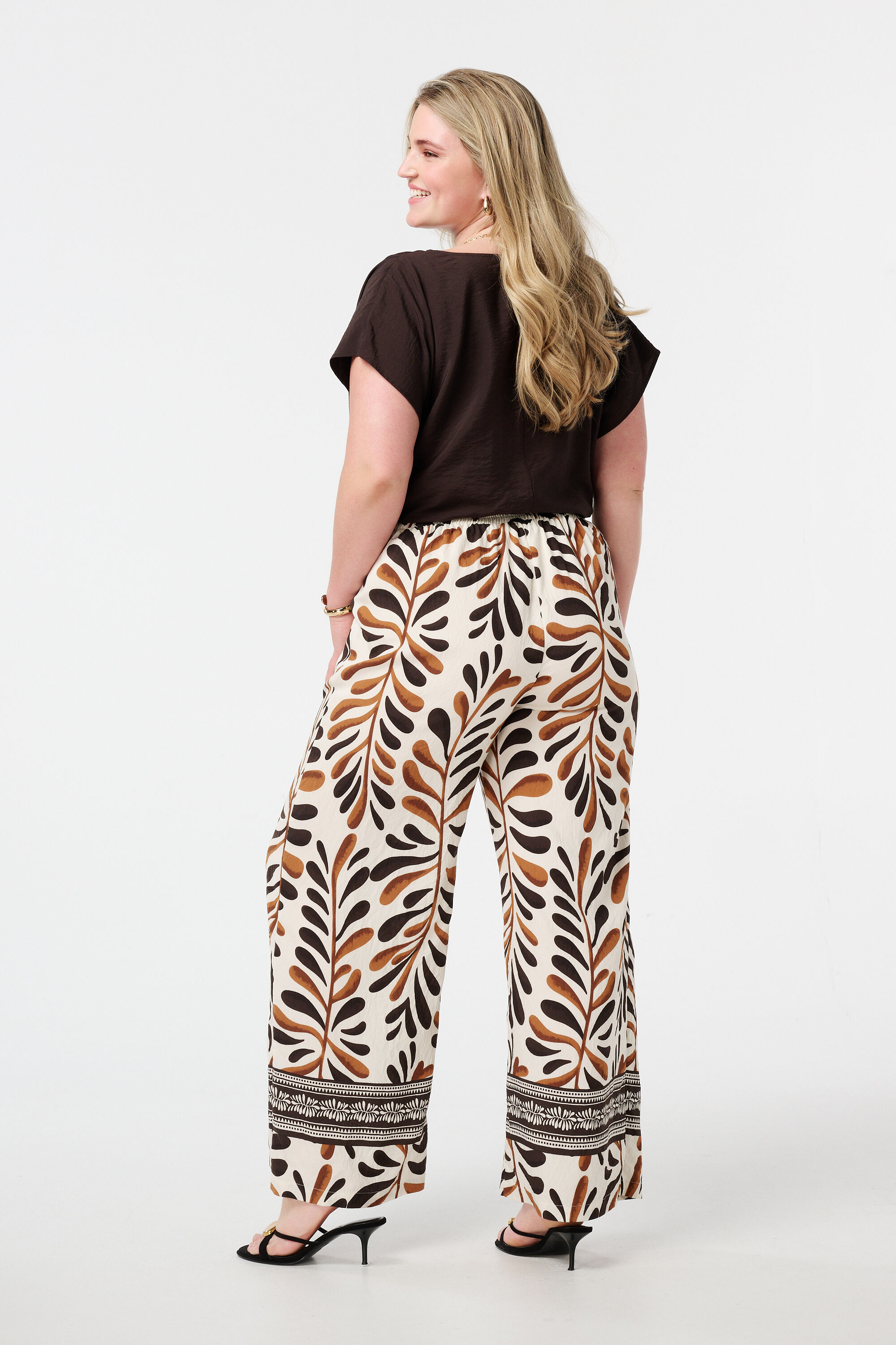 Weit geschnittene Hose mit Druck image number 3