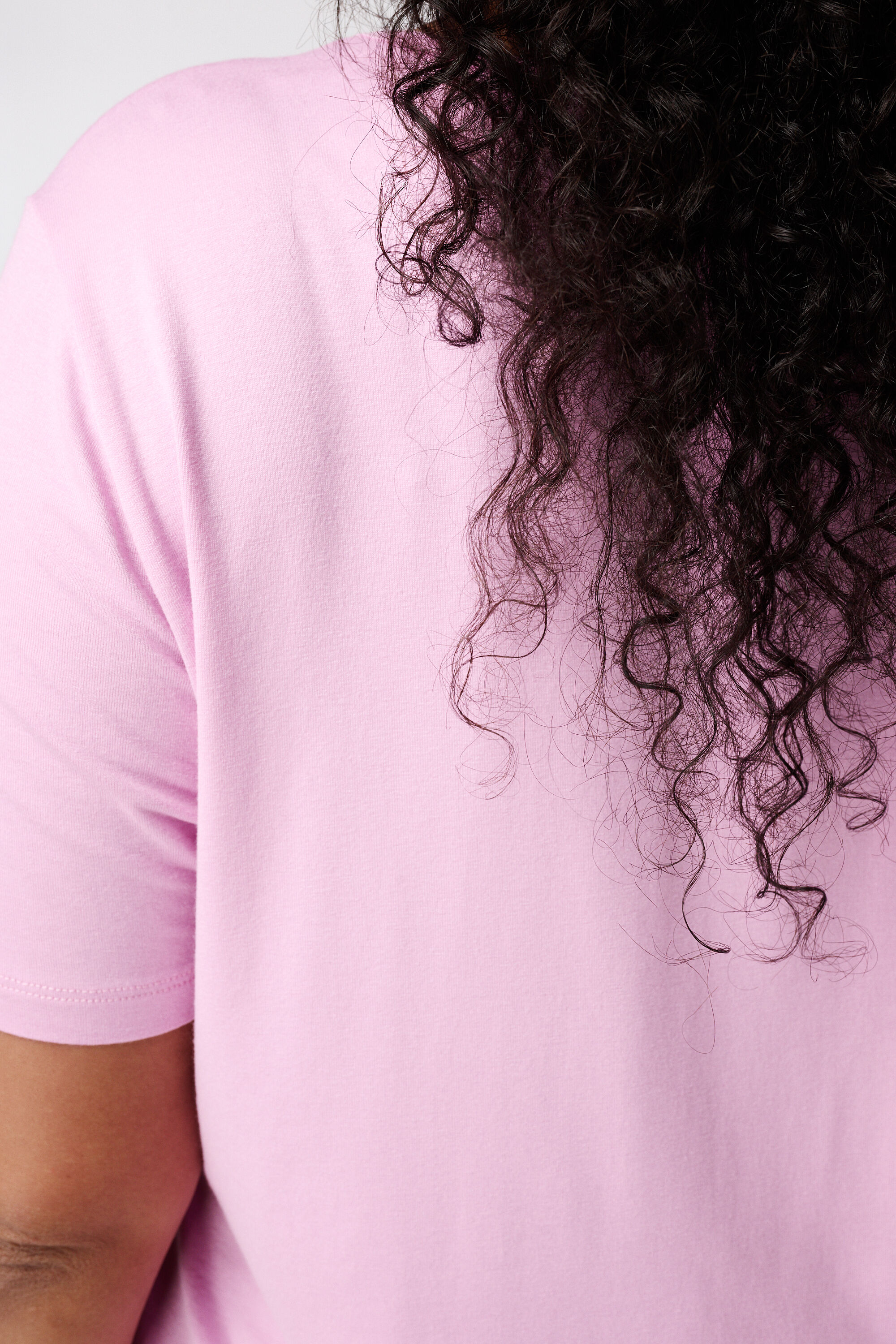 T-Shirt mit V-Ausschnitt image number 6