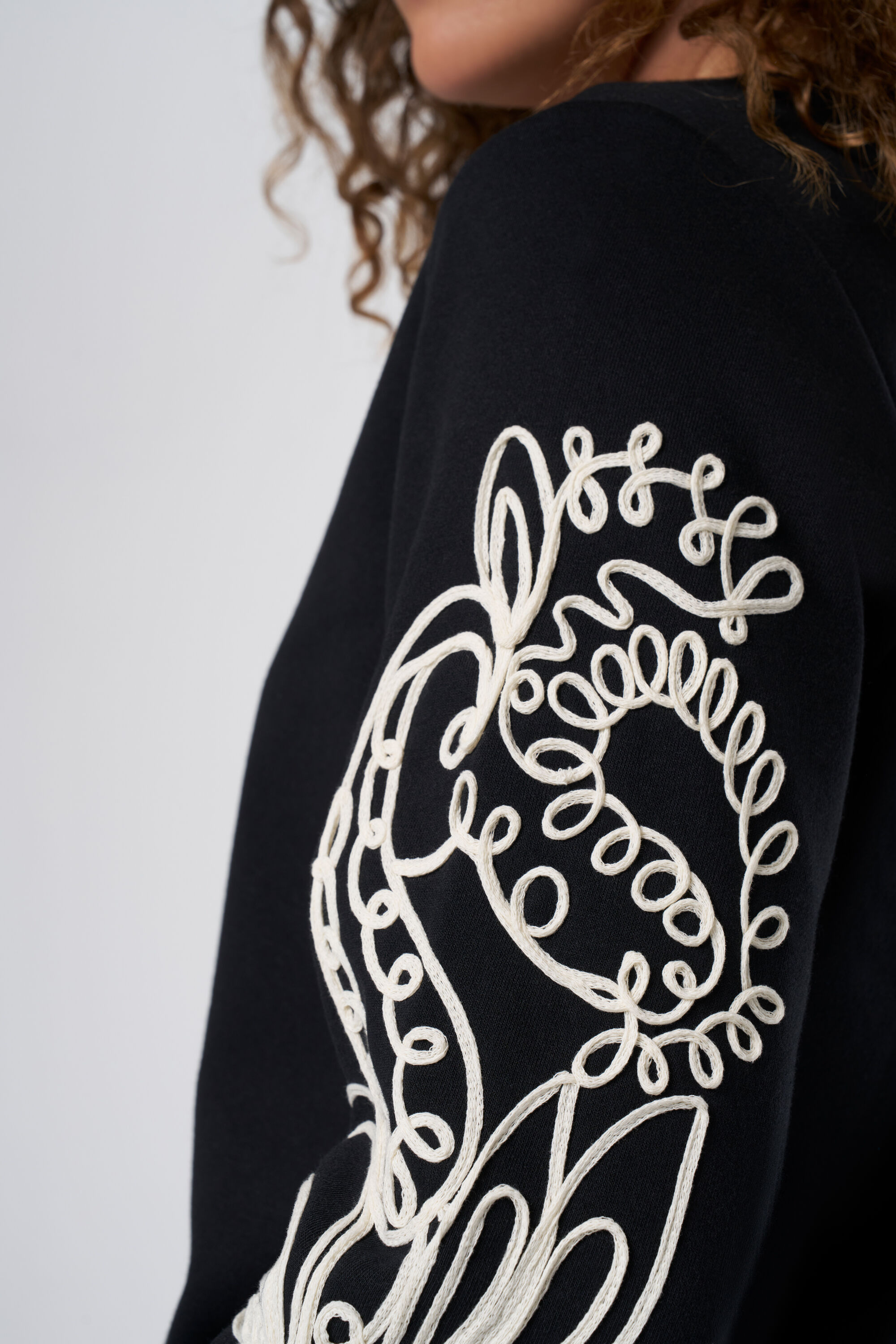 Pullover mit Stickerei image number 4