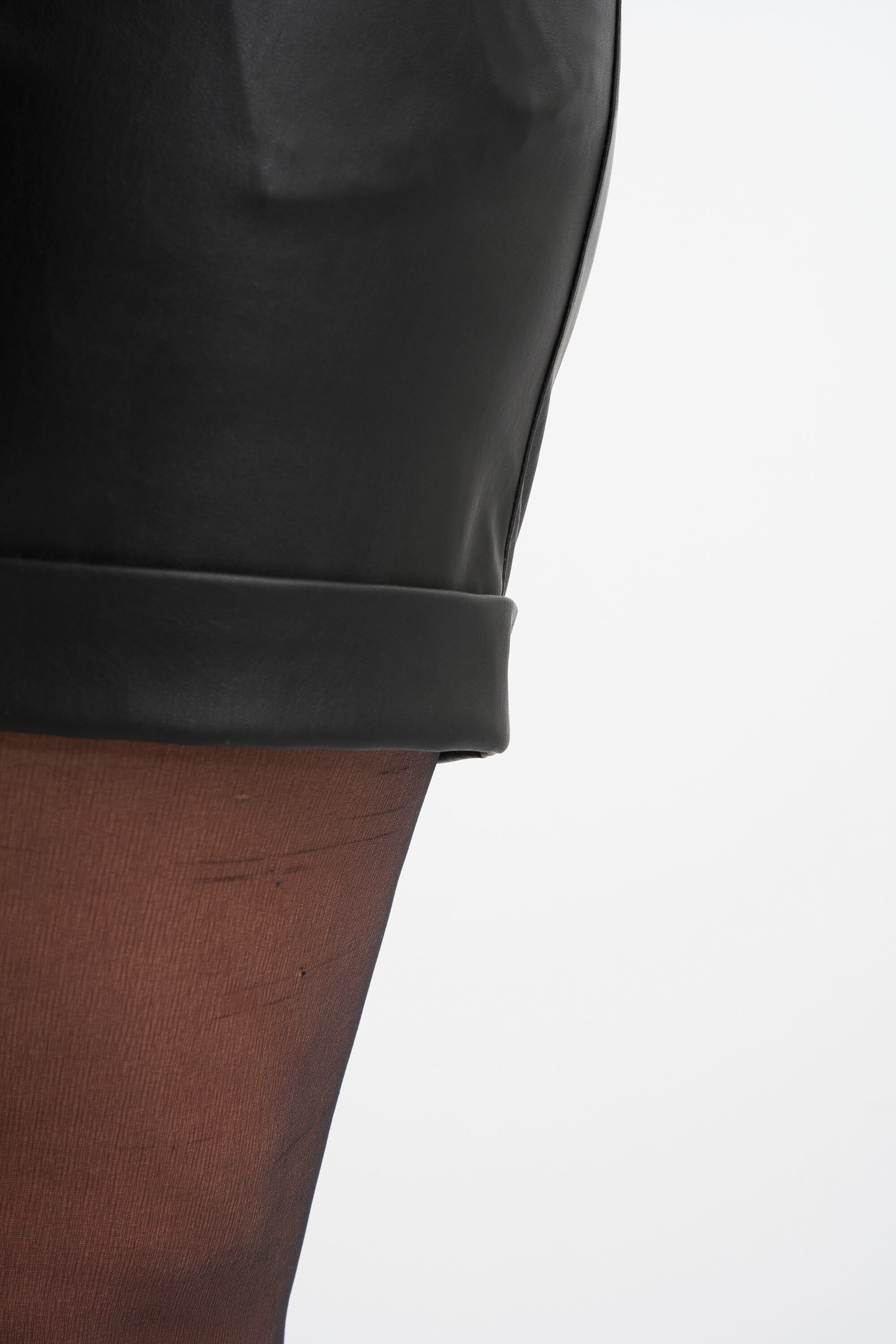 Kunstleder-Shorts mit Bindeg&uuml;rtel image number 6