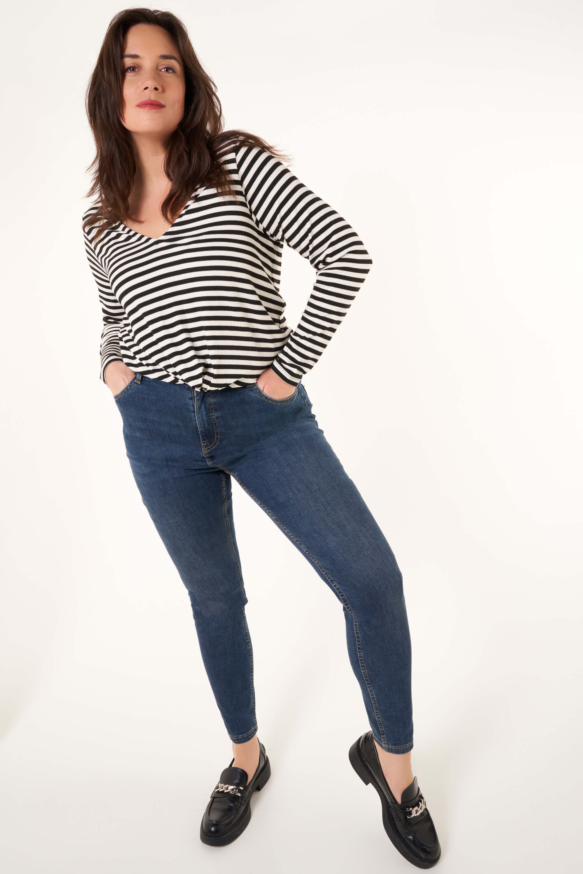 Skinny-Leg-Jeans mit hoher Taille CHERRY image number 5