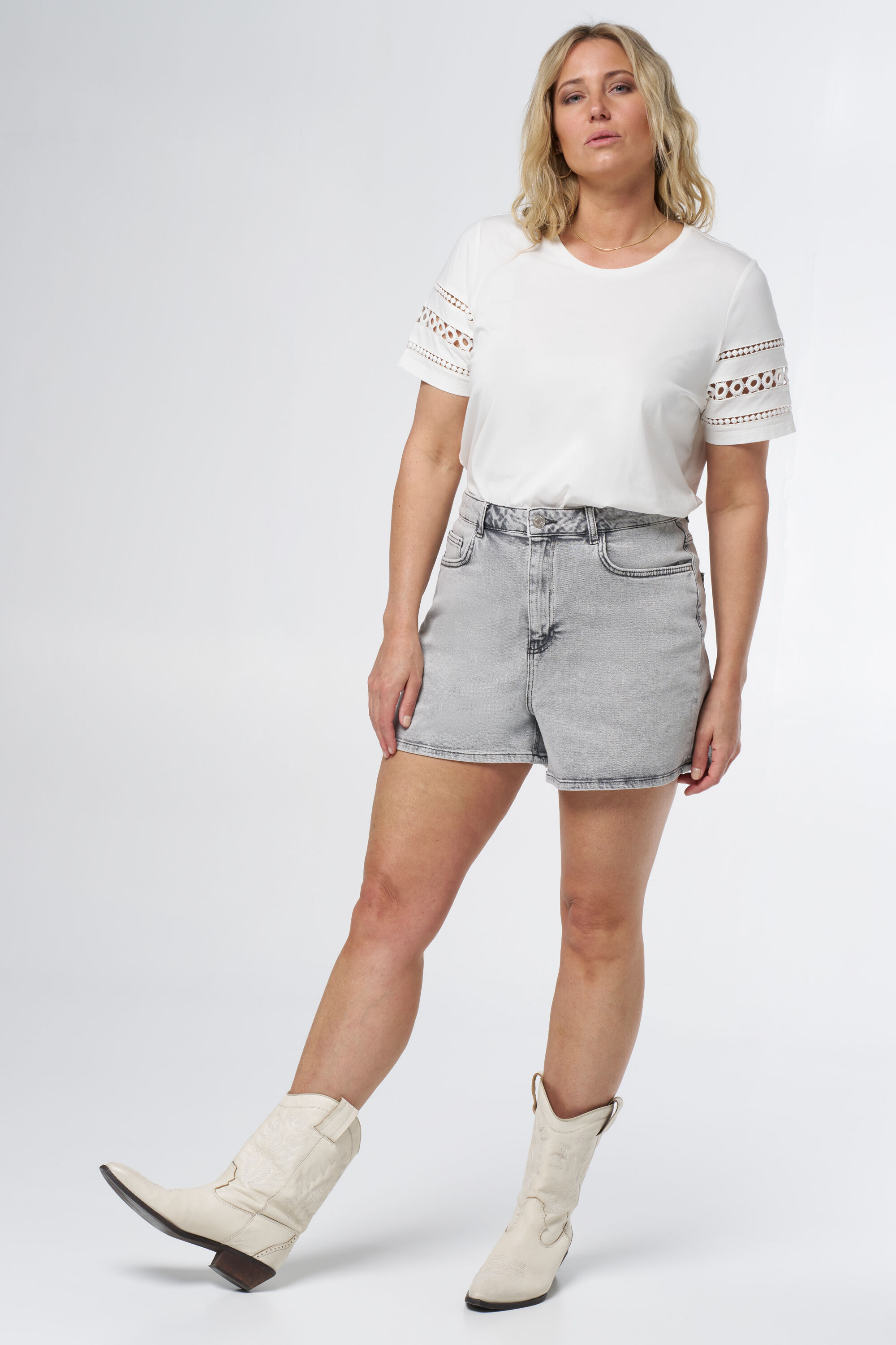 Locker sitzende Jeansshorts image number 6