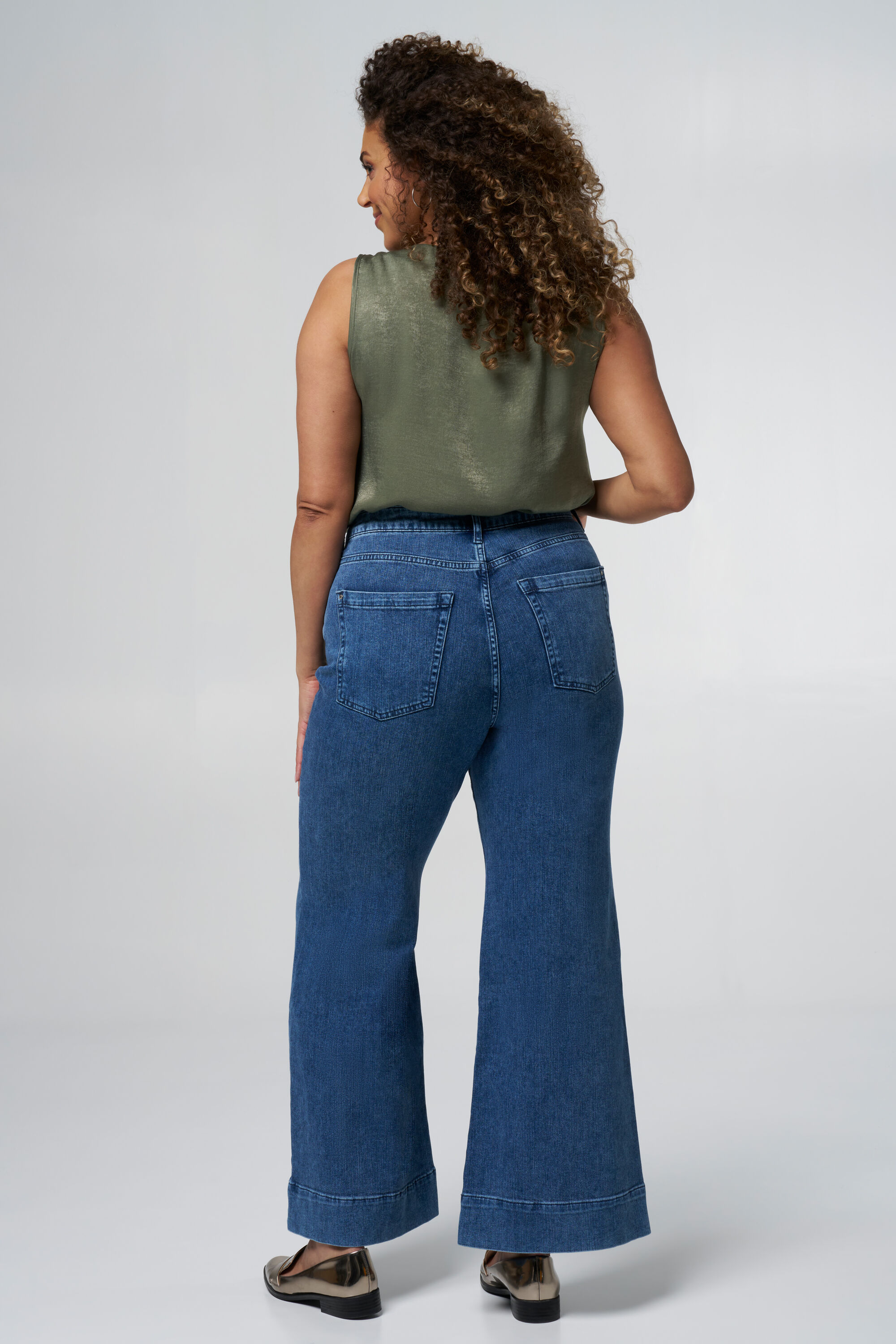 Ausgestellte Slim-Leg-Jeans mit Ziern&auml;hten image number 3