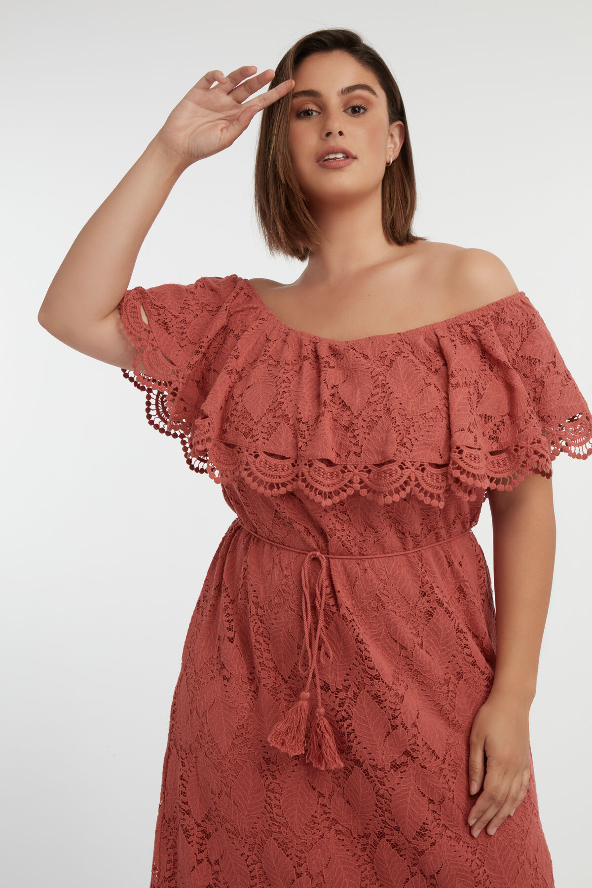 Schulterfreies Spitzen-Kleid image number 6