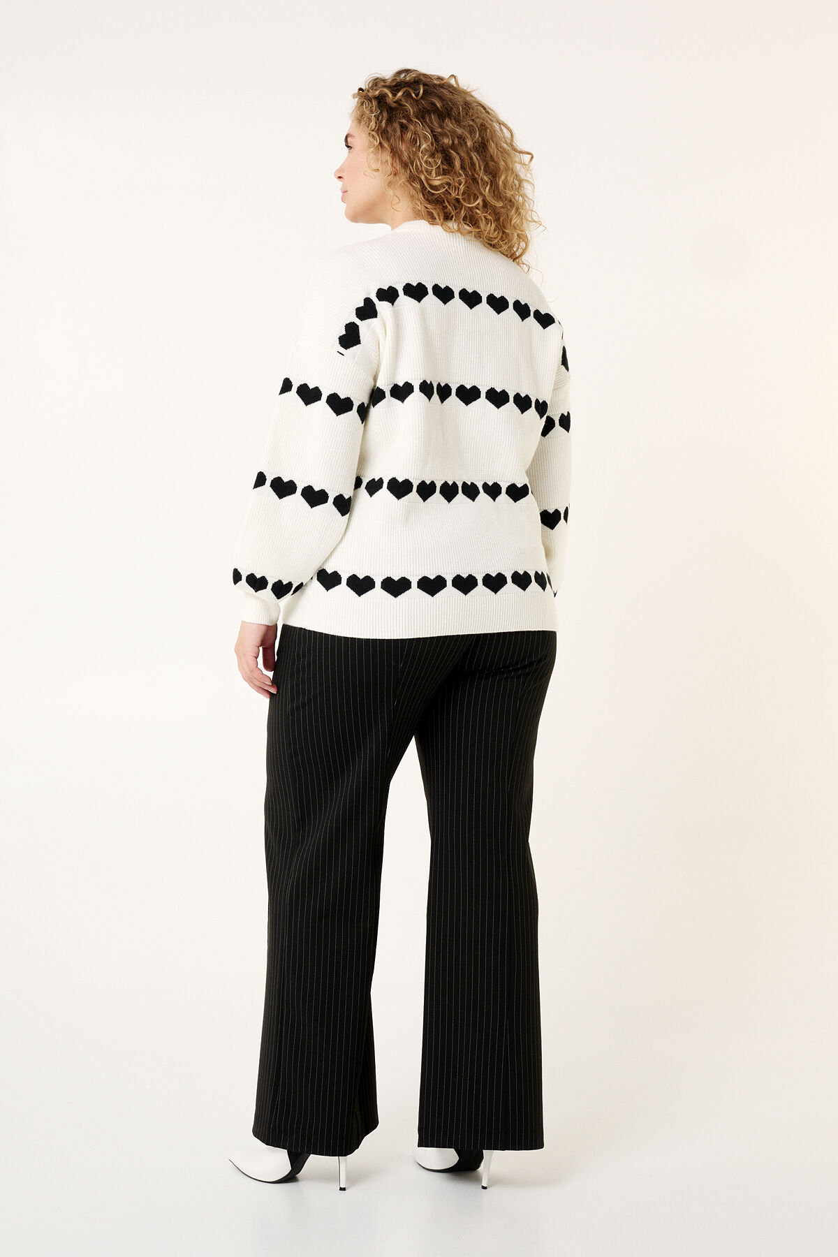 Strick-Pullover mit Herz-Verzierung image number 3