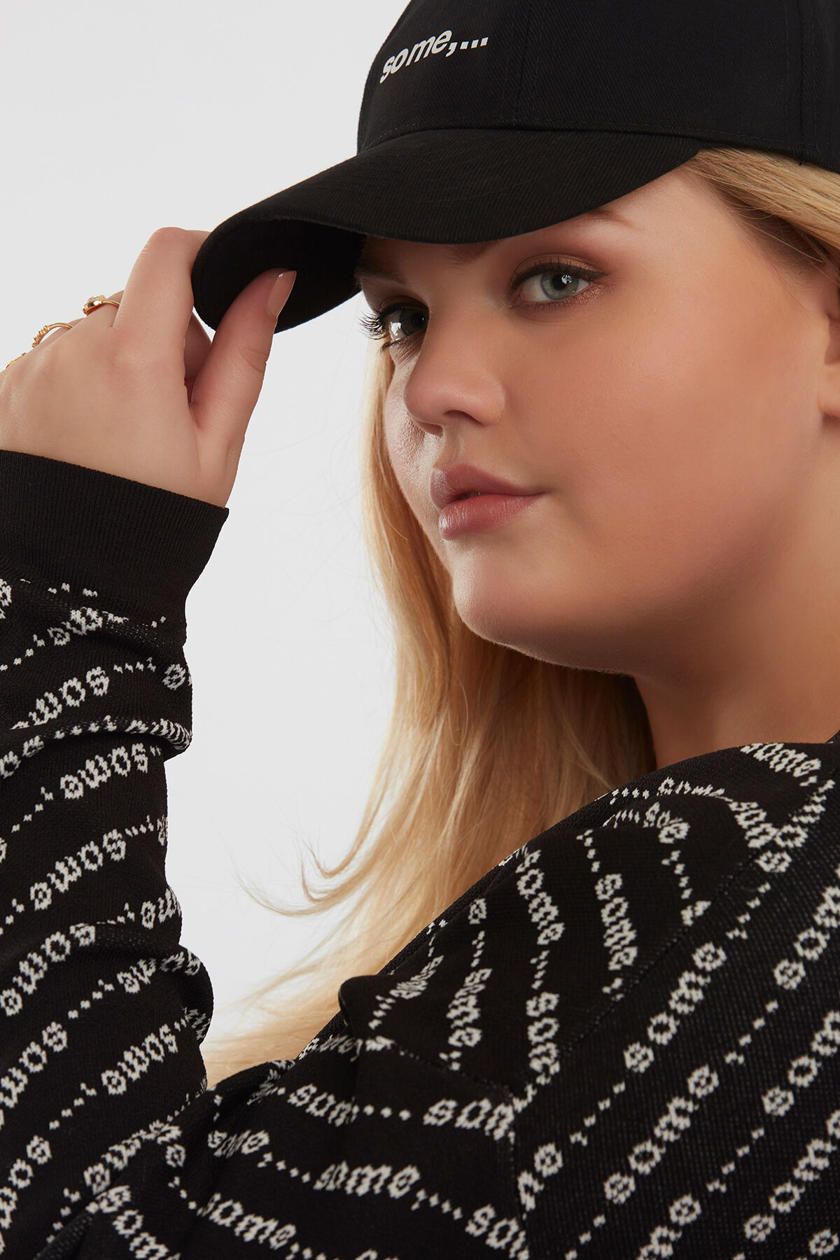 Pullover mit Allover-Logo-Print image number 5