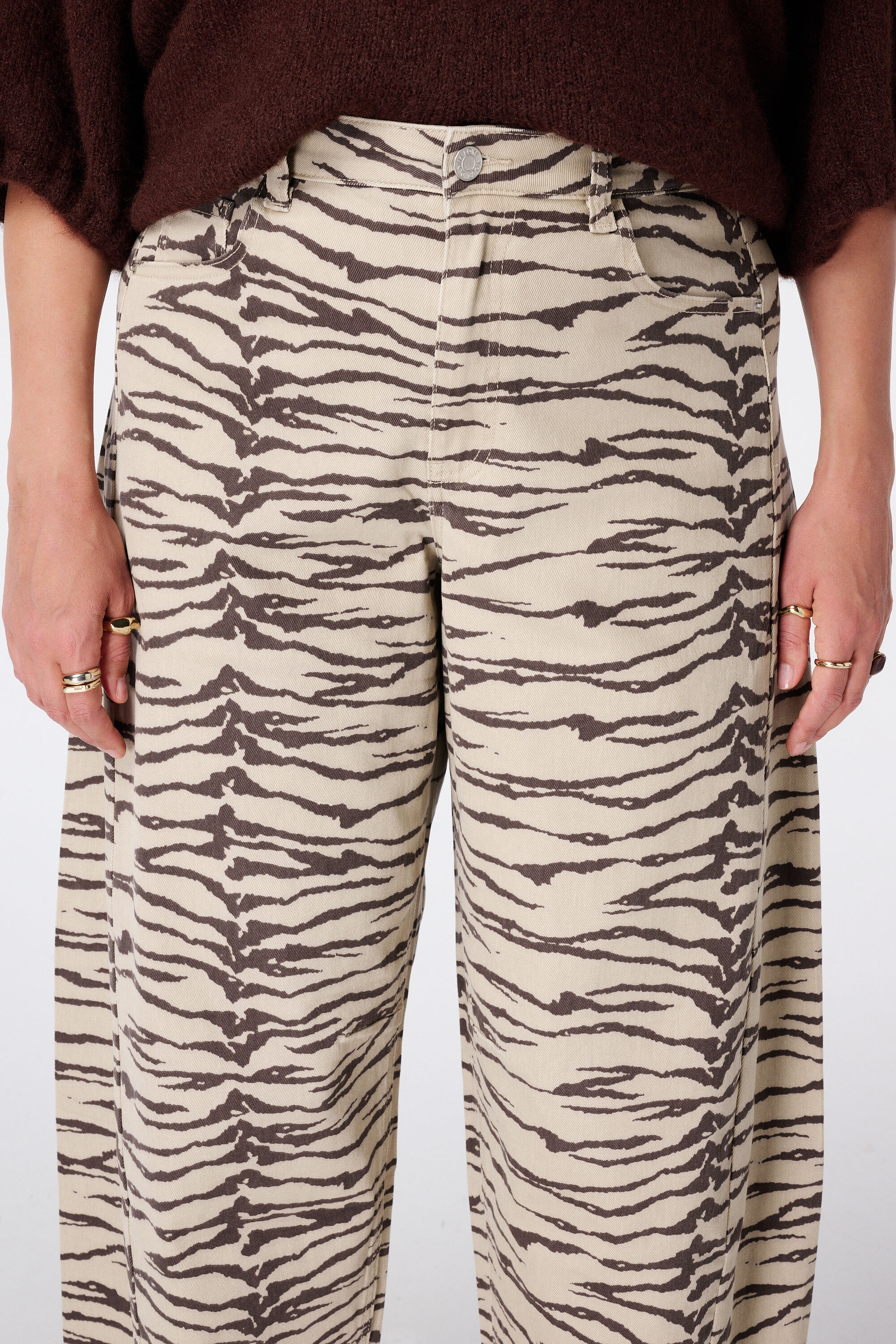 Barrel Jeans mit Zebra-Print image number 4