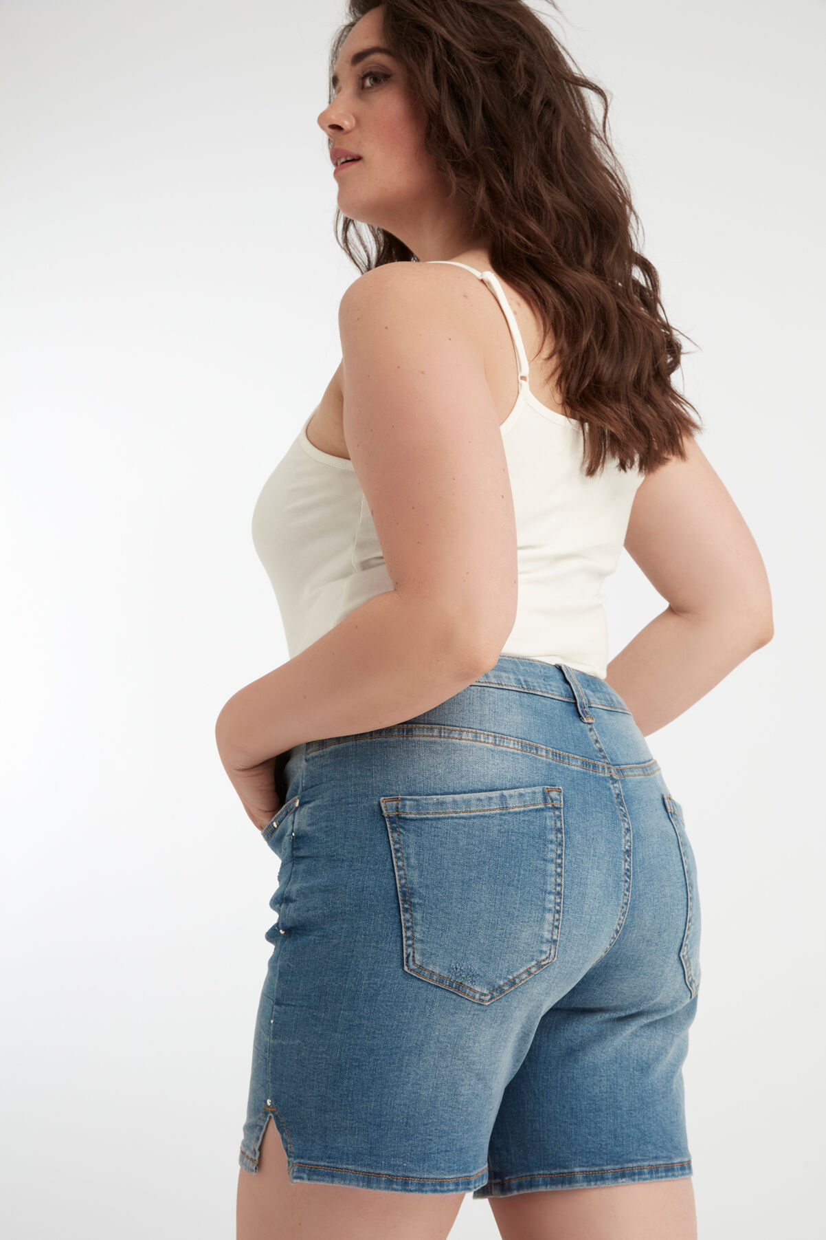 Shorts mit Nieten image number 6