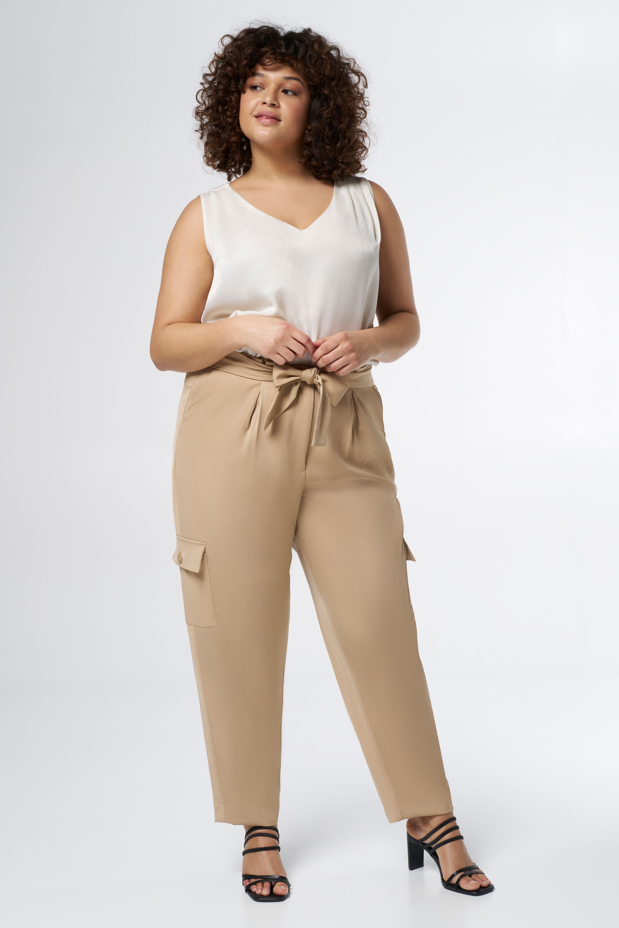 Weit geschnittene Hose mit Taschen image number 6