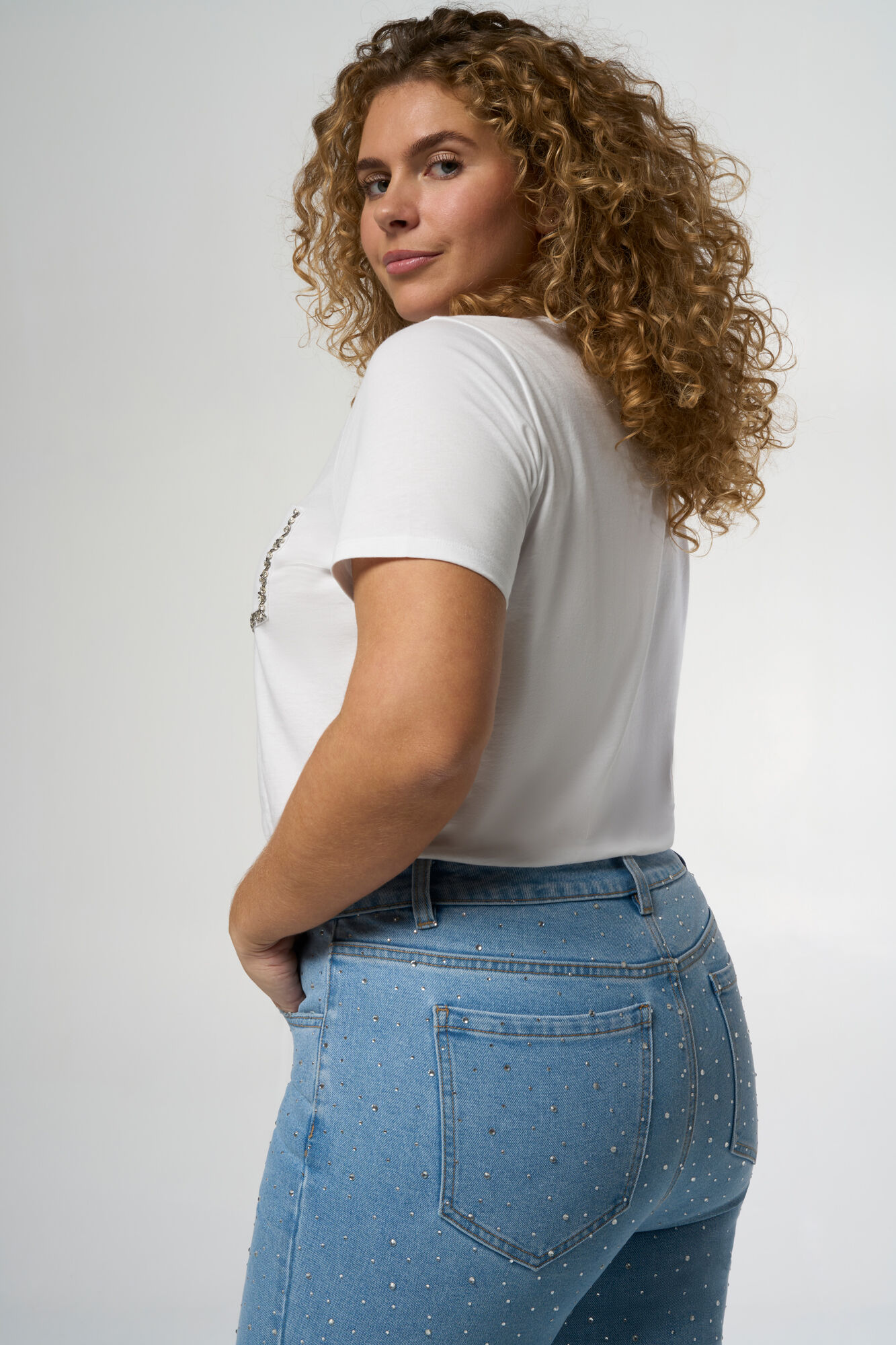 Jeans mit geradem Bein und Steinen image number 4