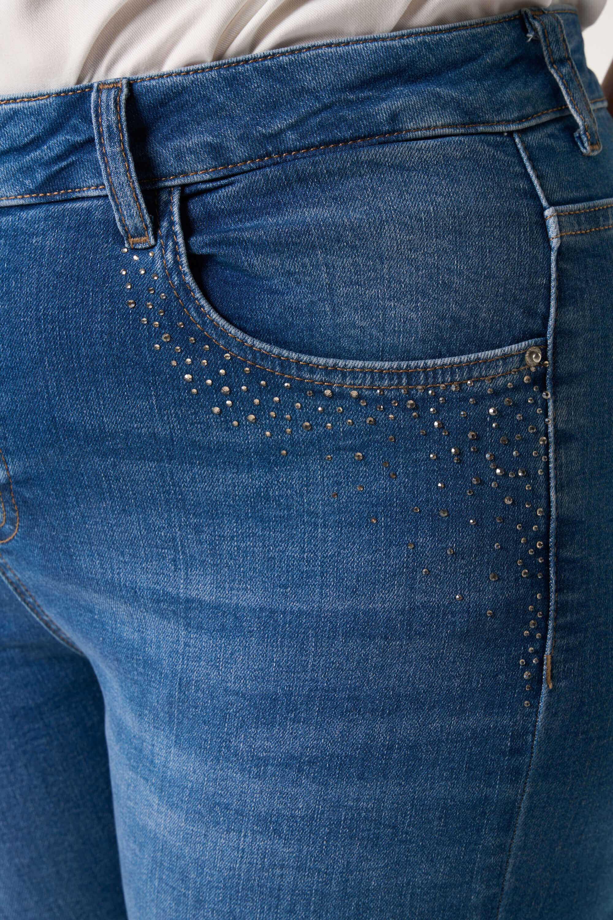 Capri-Hose mit Strasssteinen image number 4