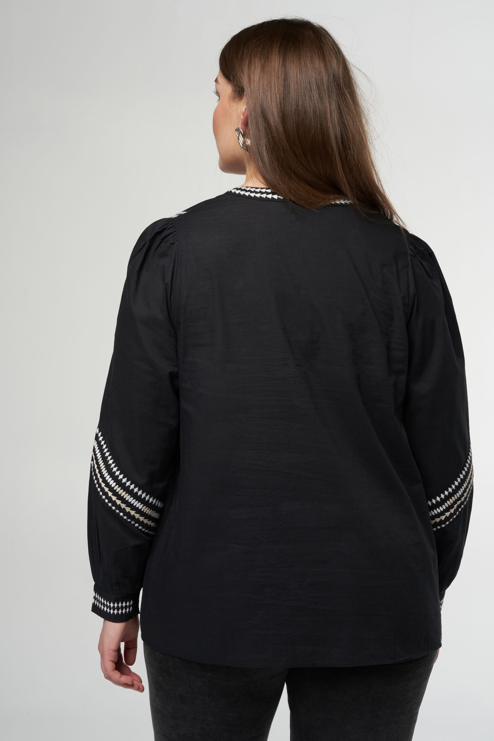 Bluse mit Stickerei image number 3