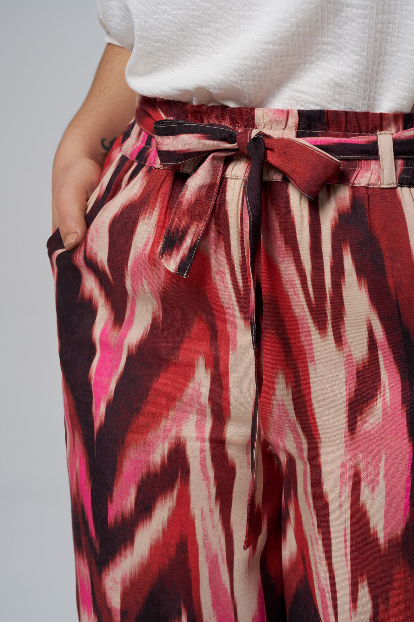 Gerade geschnittene Hose mit Schleifendetail image number 4