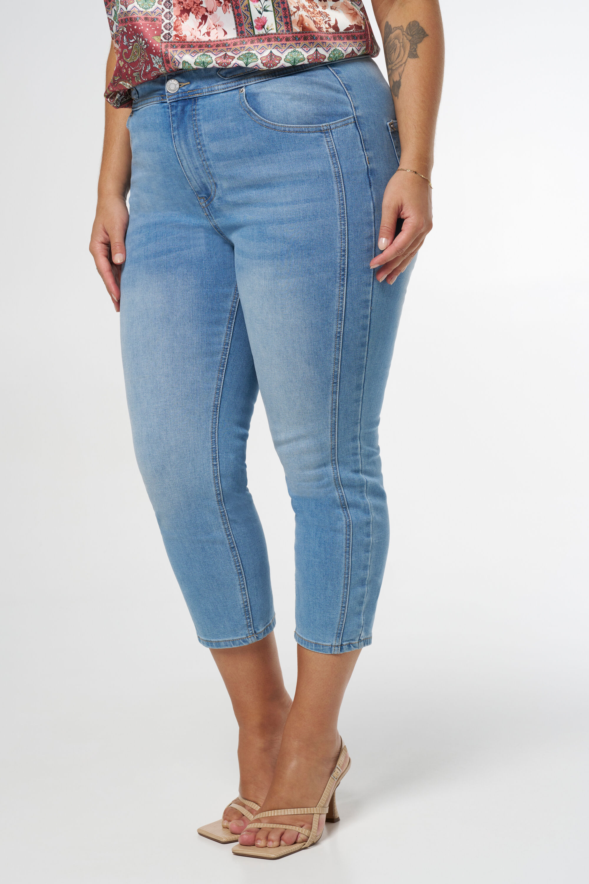 Jeans mit Kettendetails image number 5