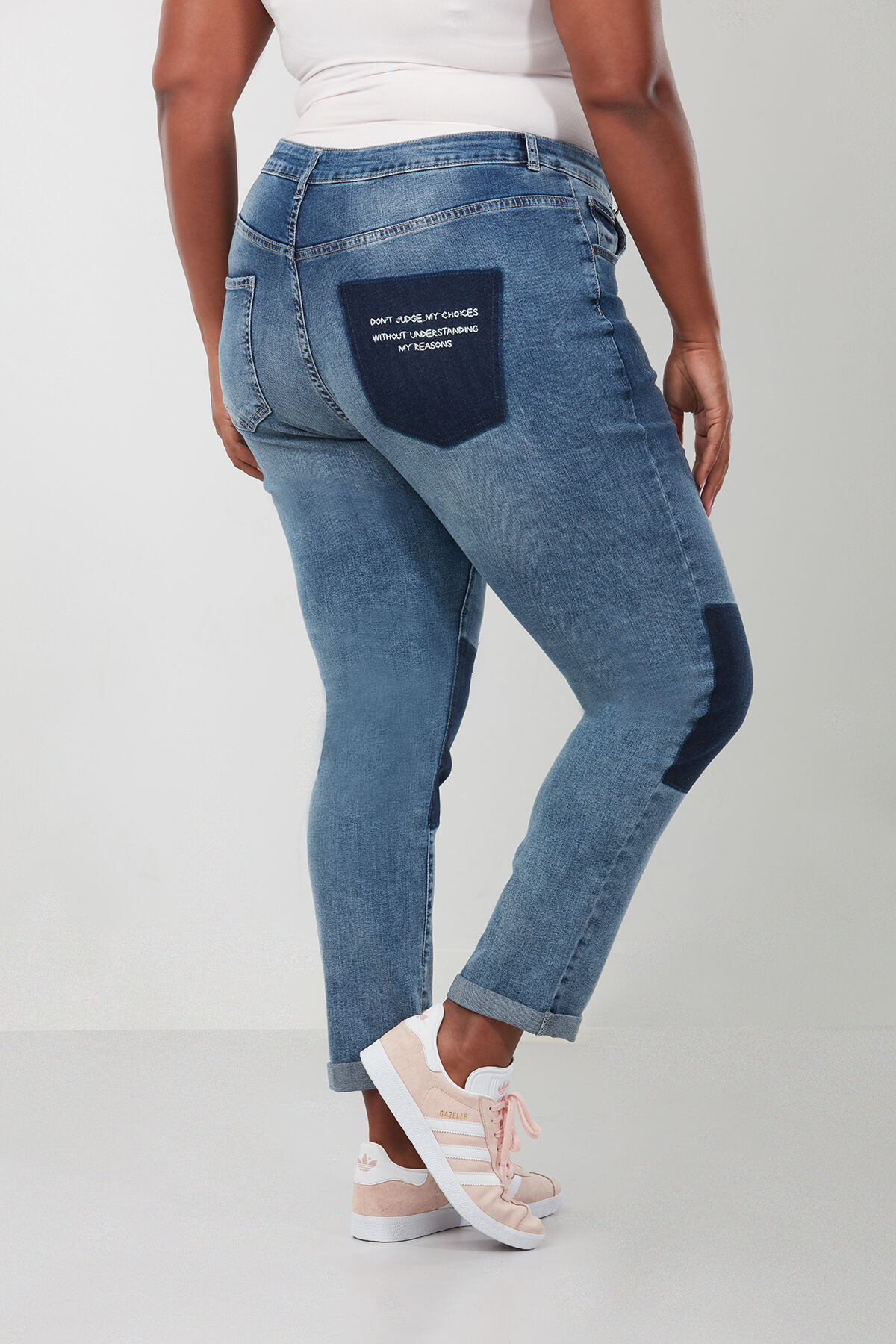 Boyfriend-Jeans mit Schriftzug image number 3