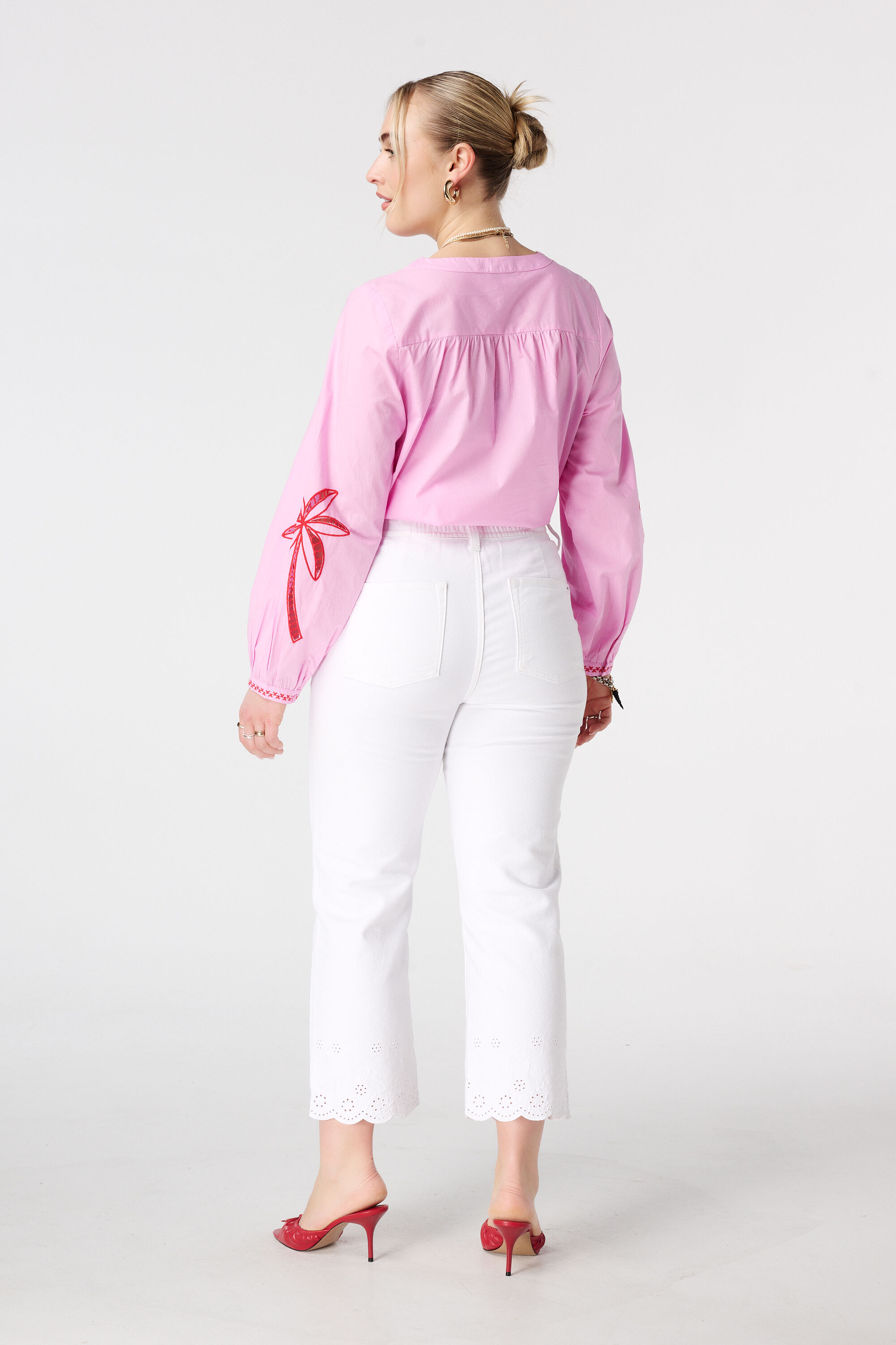 Straight Leg Jeans mit bestickten Beinabschl&uuml;ssen image number 3