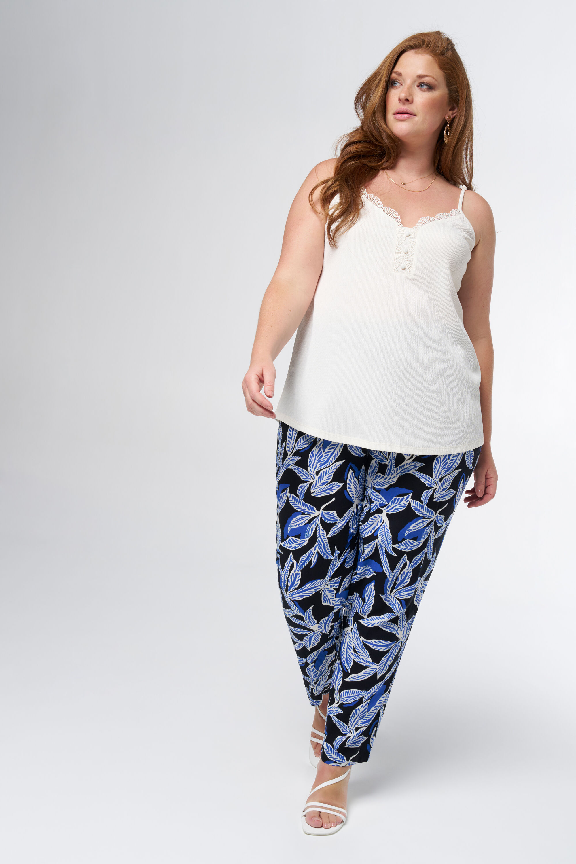 &Auml;rmelloses Oberteil mit Verzierungen image number 5