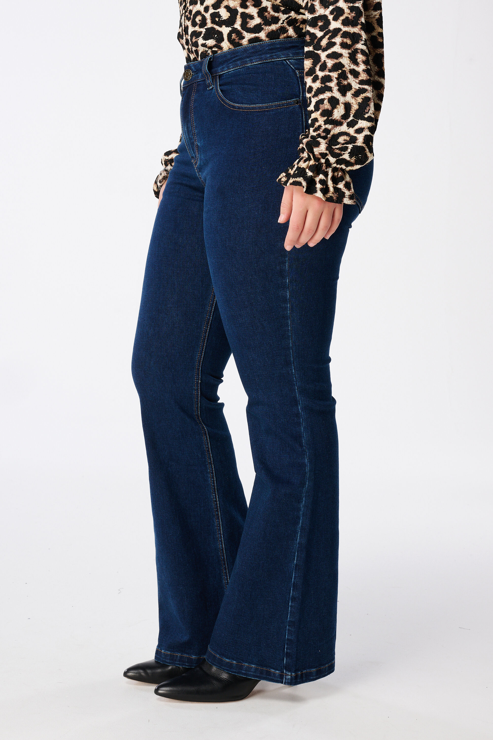Jeans mit ausgestelltem Bein JASMIN image number 4