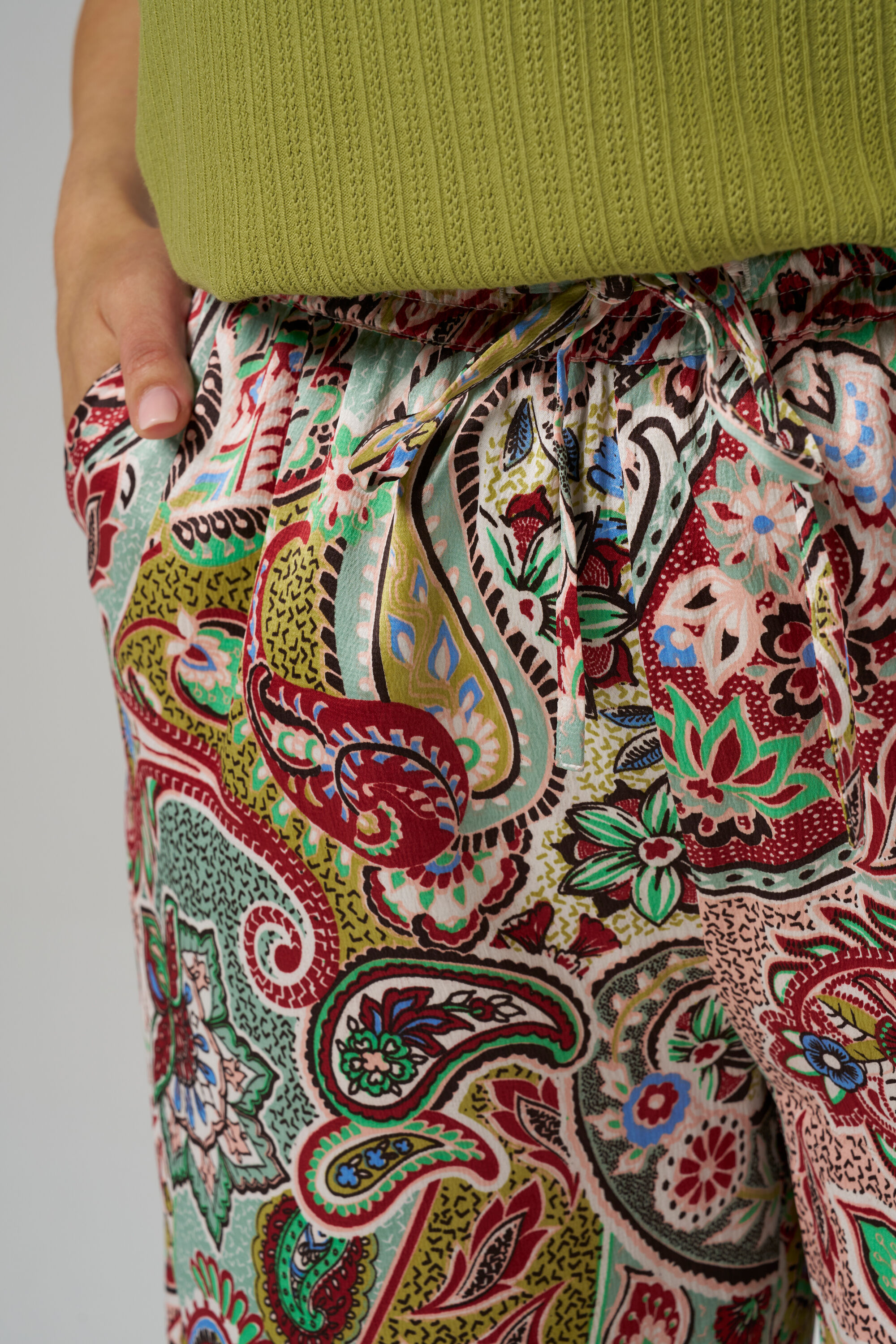 Weit geschnittene Hose mit Print image number 4