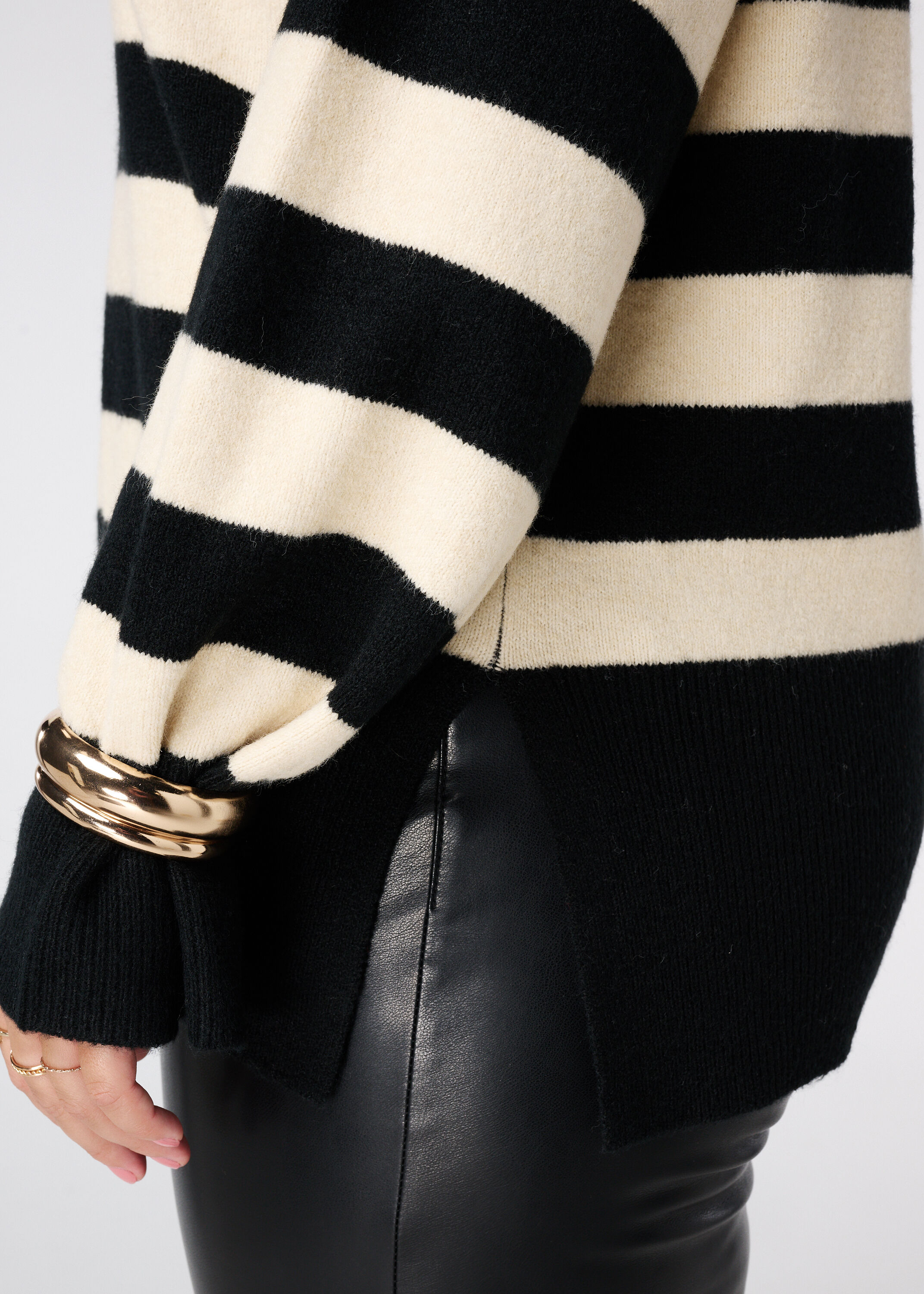 Strickpullover mit Streifen und Schlitz image number 6