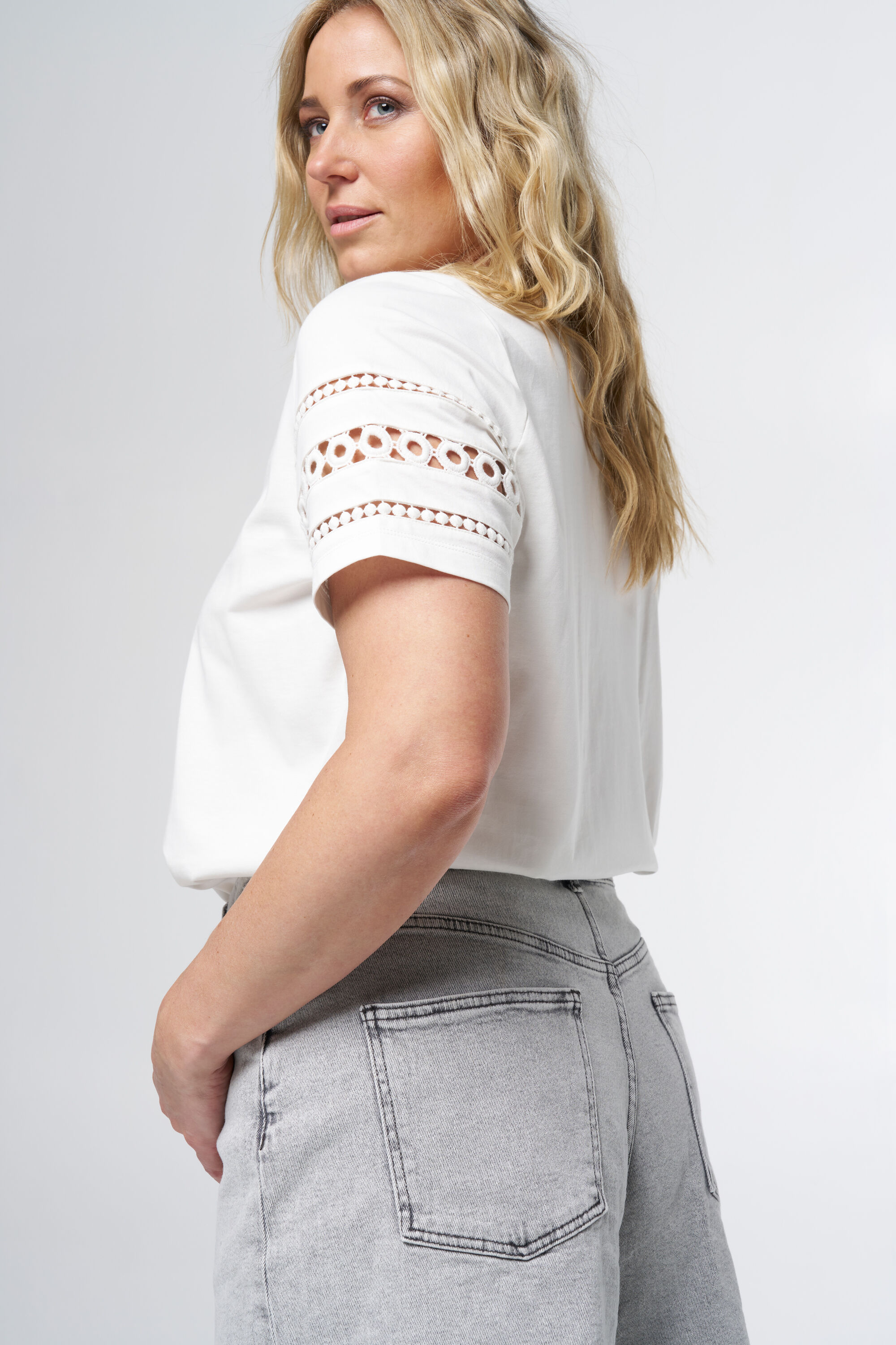 Locker sitzende Jeansshorts image number 4