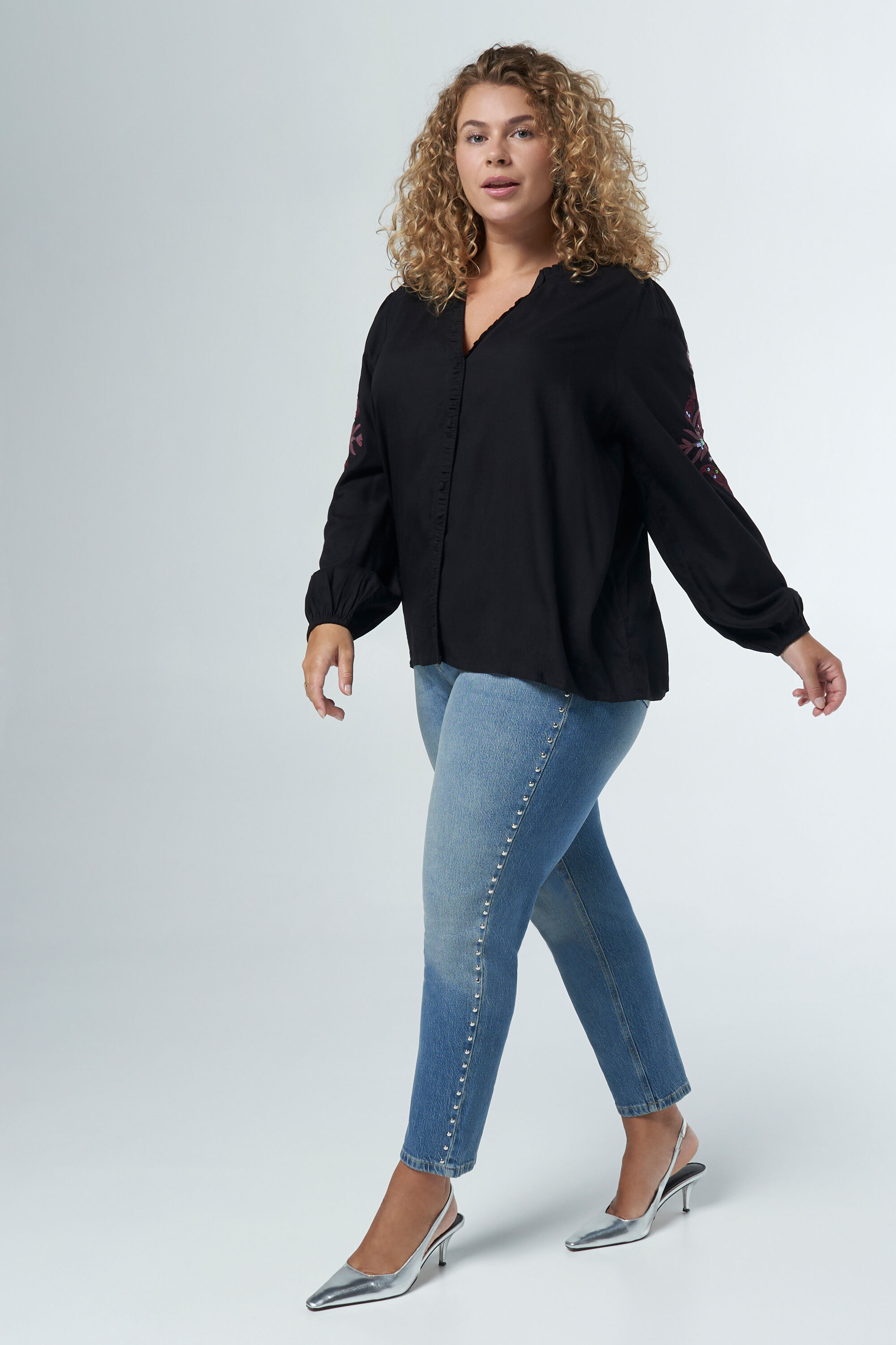 Bluse mit Stickerei  image number 5