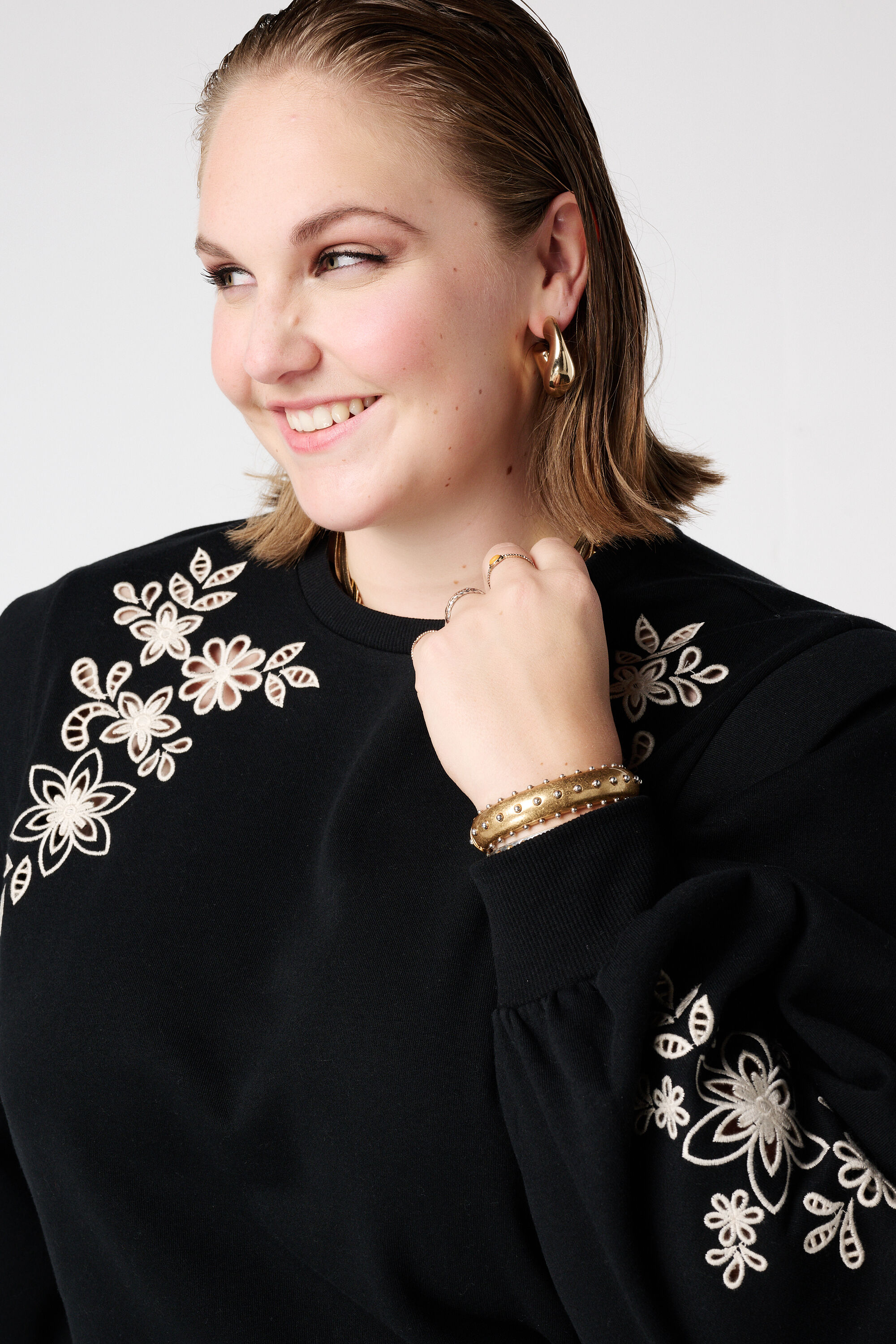 Sweatshirt mit durchbrochener Stickerei image number 4