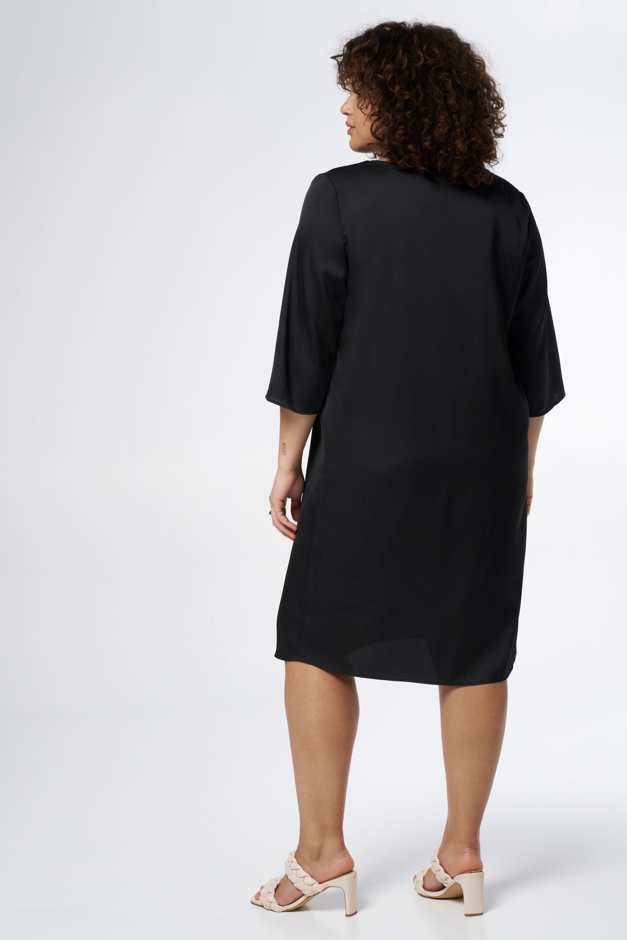 Gerade geschnittenes Satinkleid image number 3