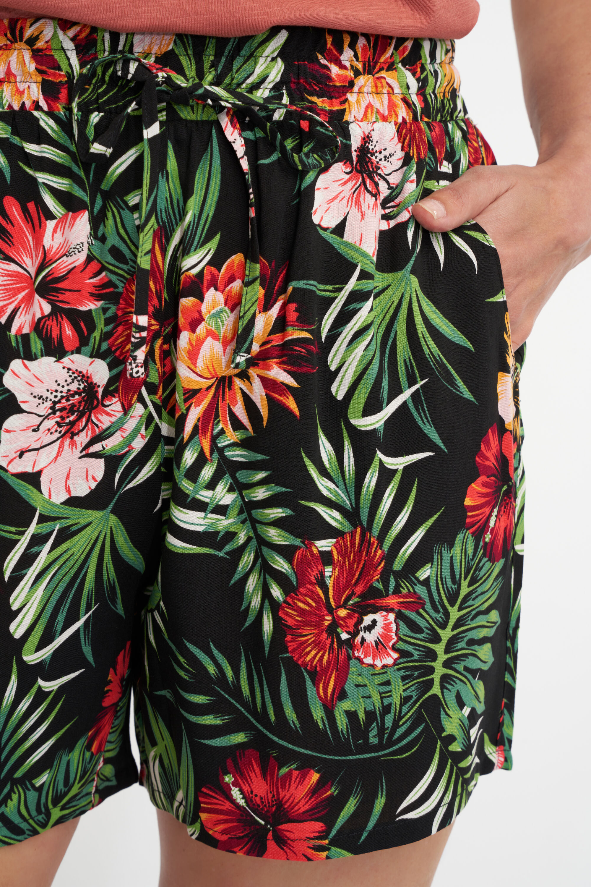 Shorts mit Stoff-G&uuml;rtel image number 4