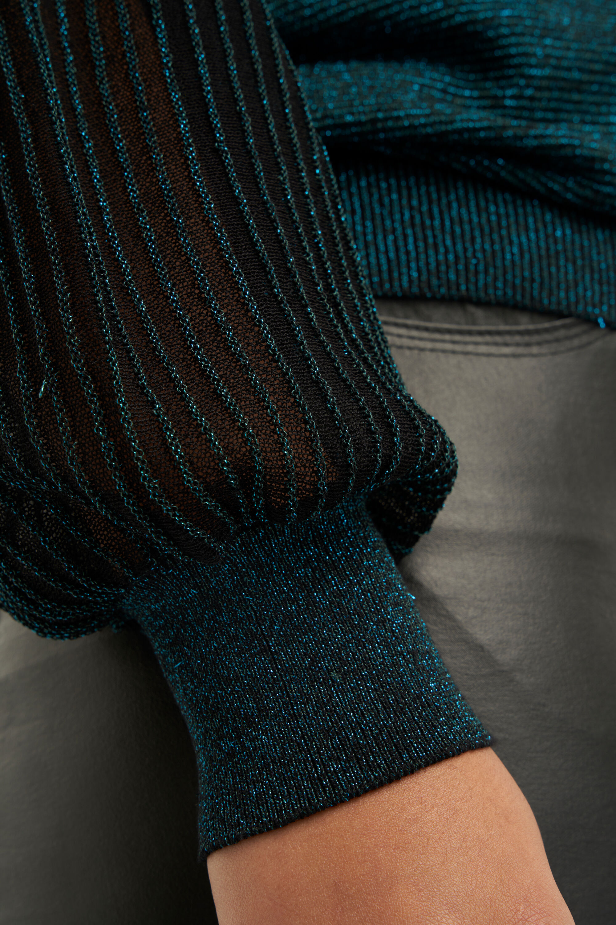 Pullover mit Glitzerdetail image number 5