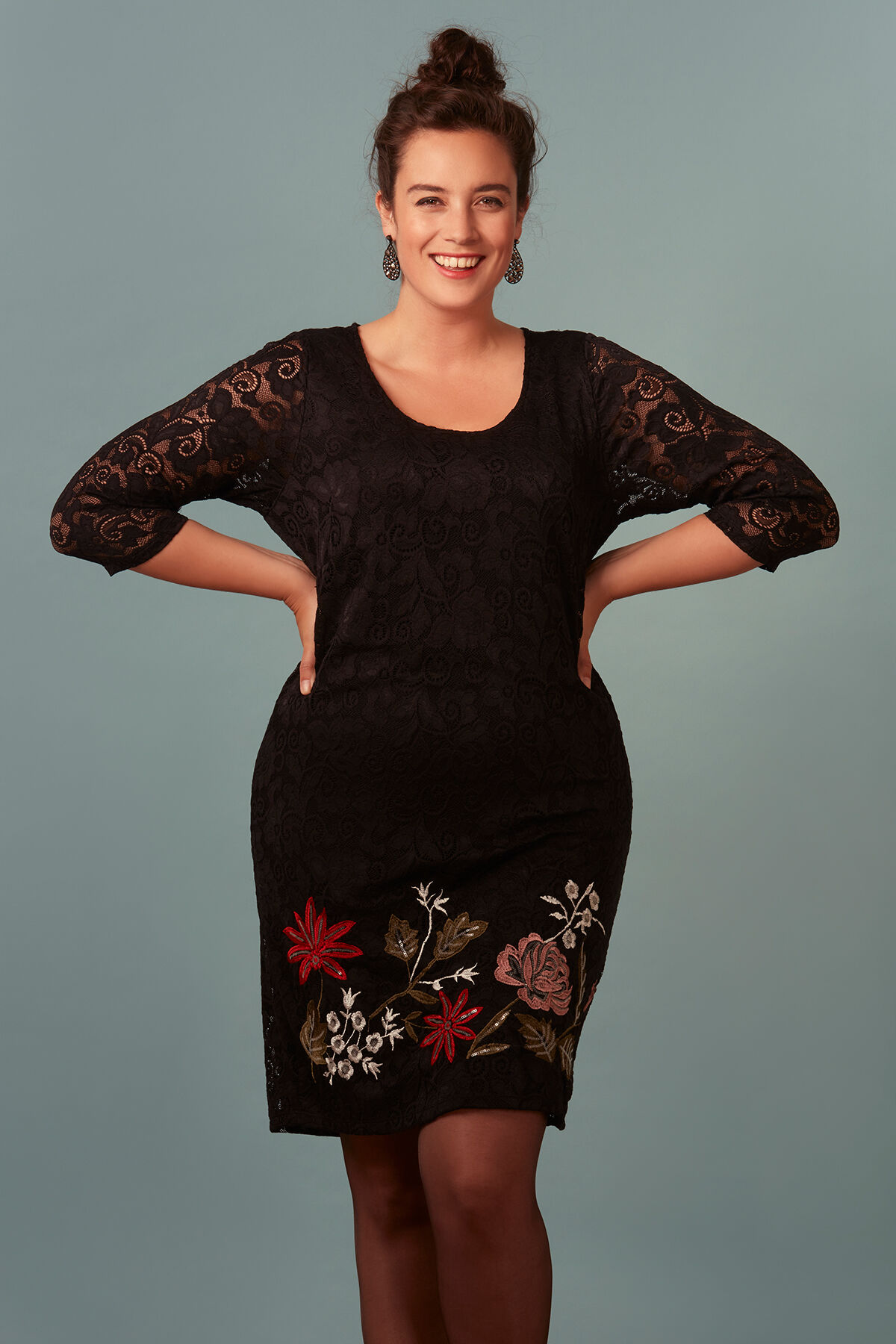 Kleid mit Spitzen und Stickerei image number 3